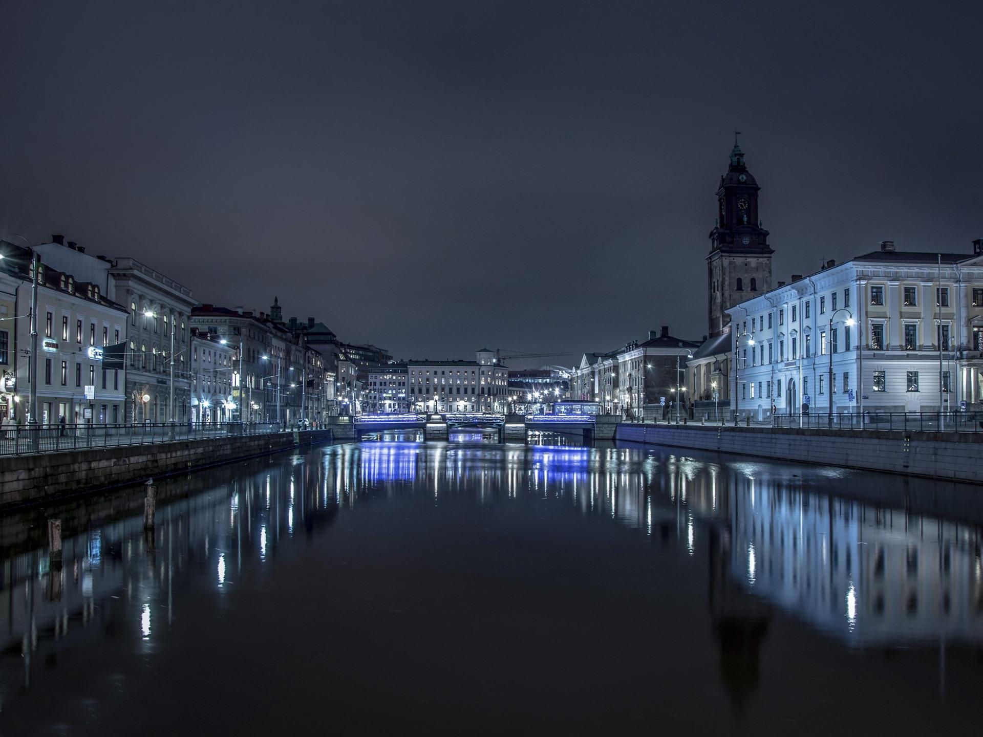 1920x1440 Wallpaper Sweden, Gothenburg, night, river, buildings