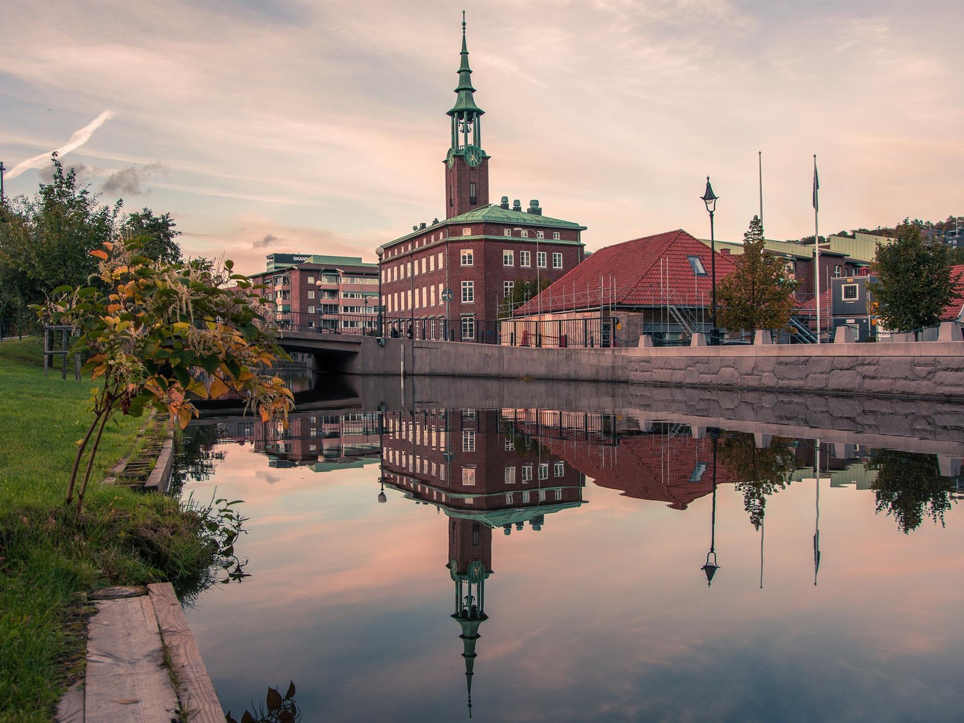 1920x1440 Wallpaper Sweden, Gothenburg, river, houses, city 1920x1440