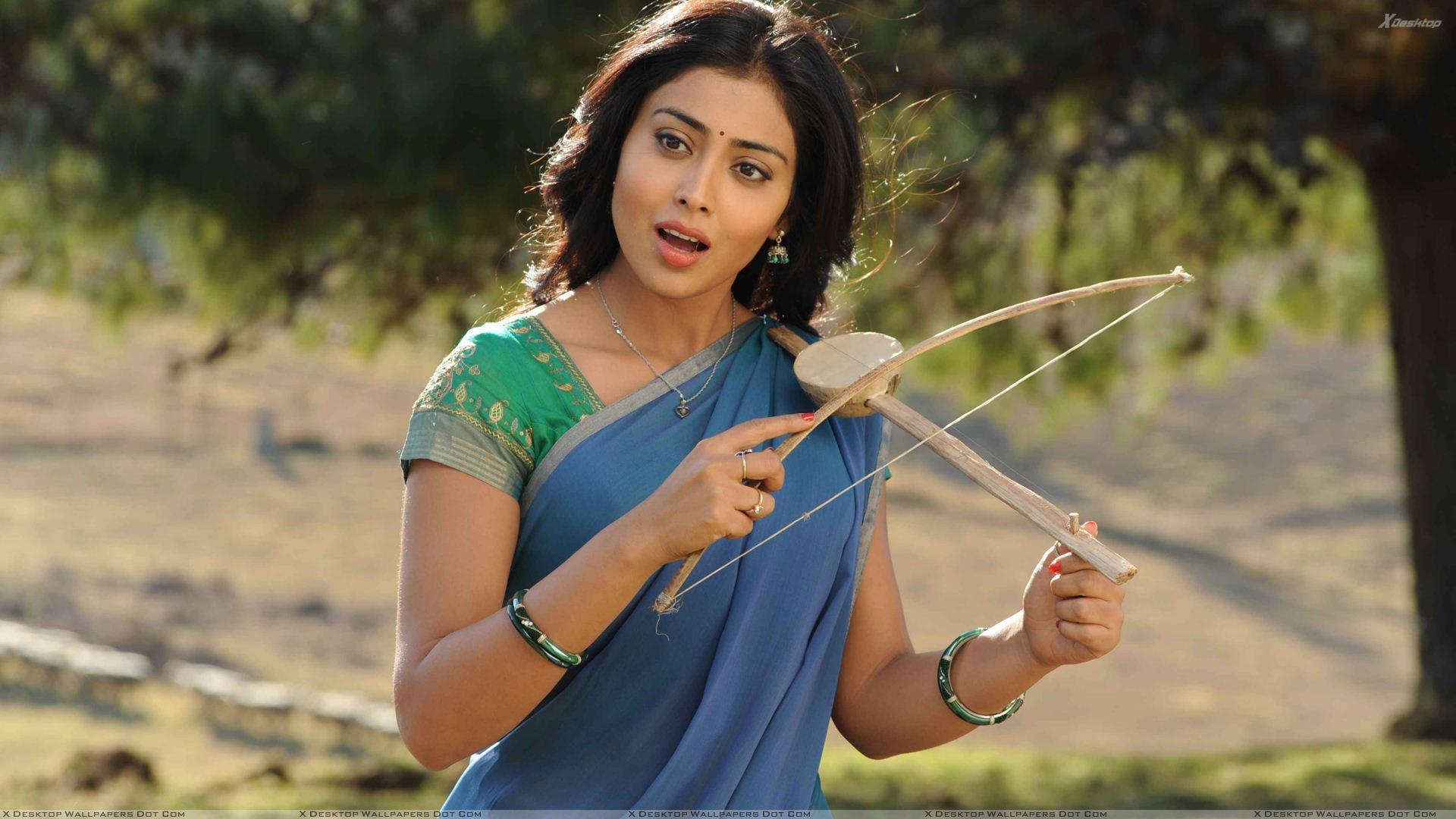 1920x1080 Shriya Saran Open Mouth N Instrument In Hand In Kutty Movie