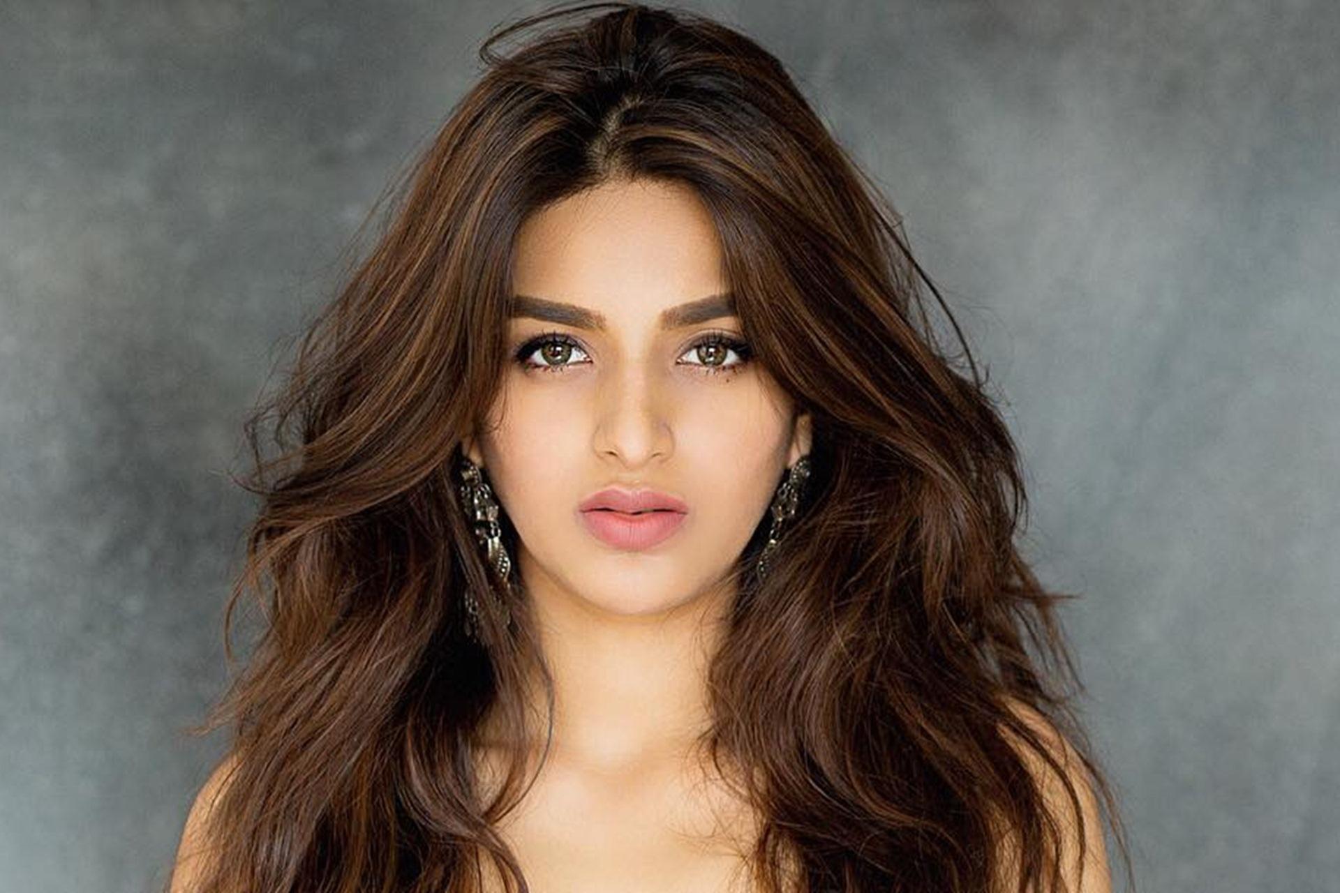 1920x1280 Cute Nidhhi Agerwal Wallpaper 14033