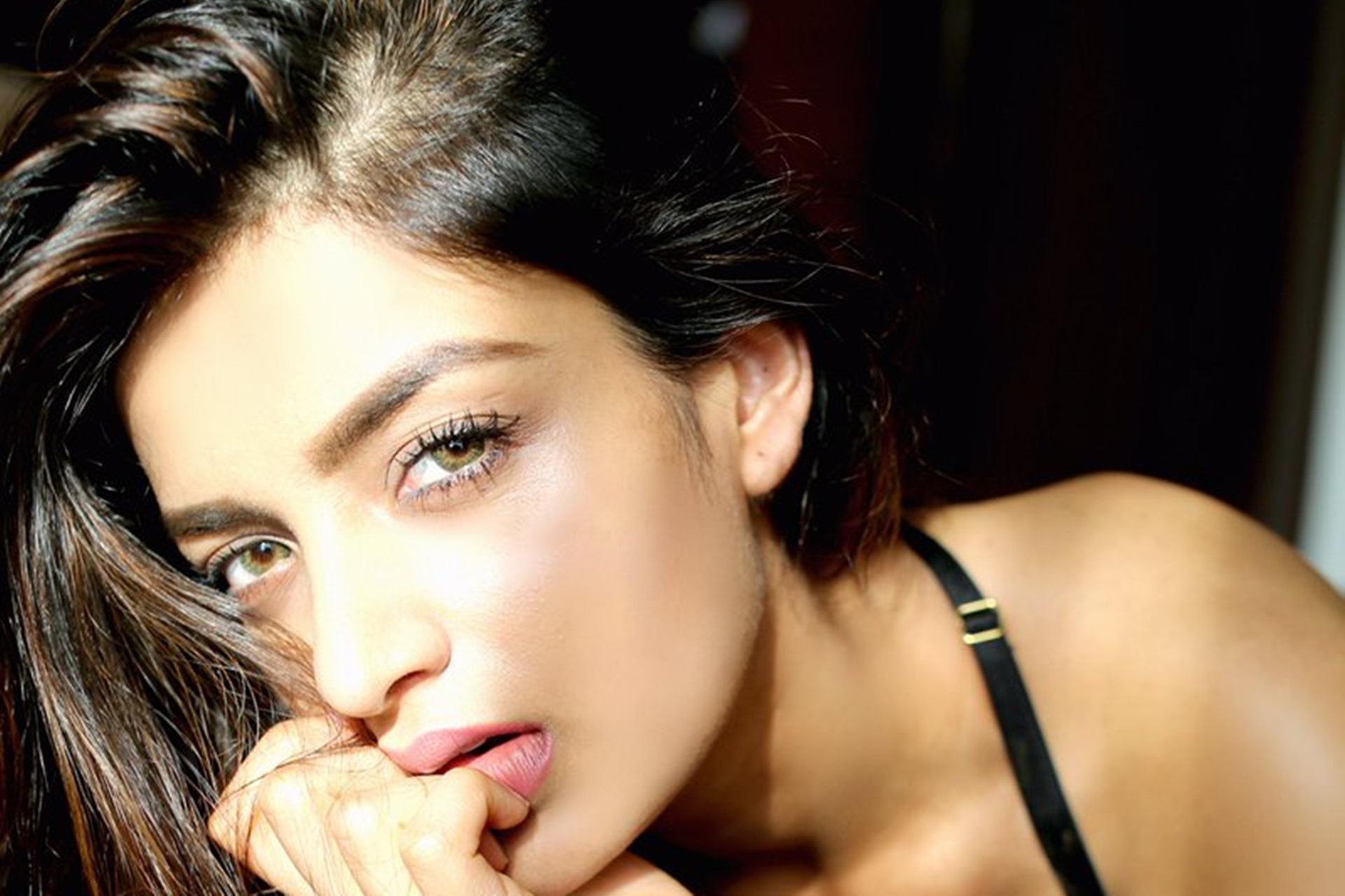 1920x1280 Beautiful Nidhhi Agerwal Wallpaper 14031