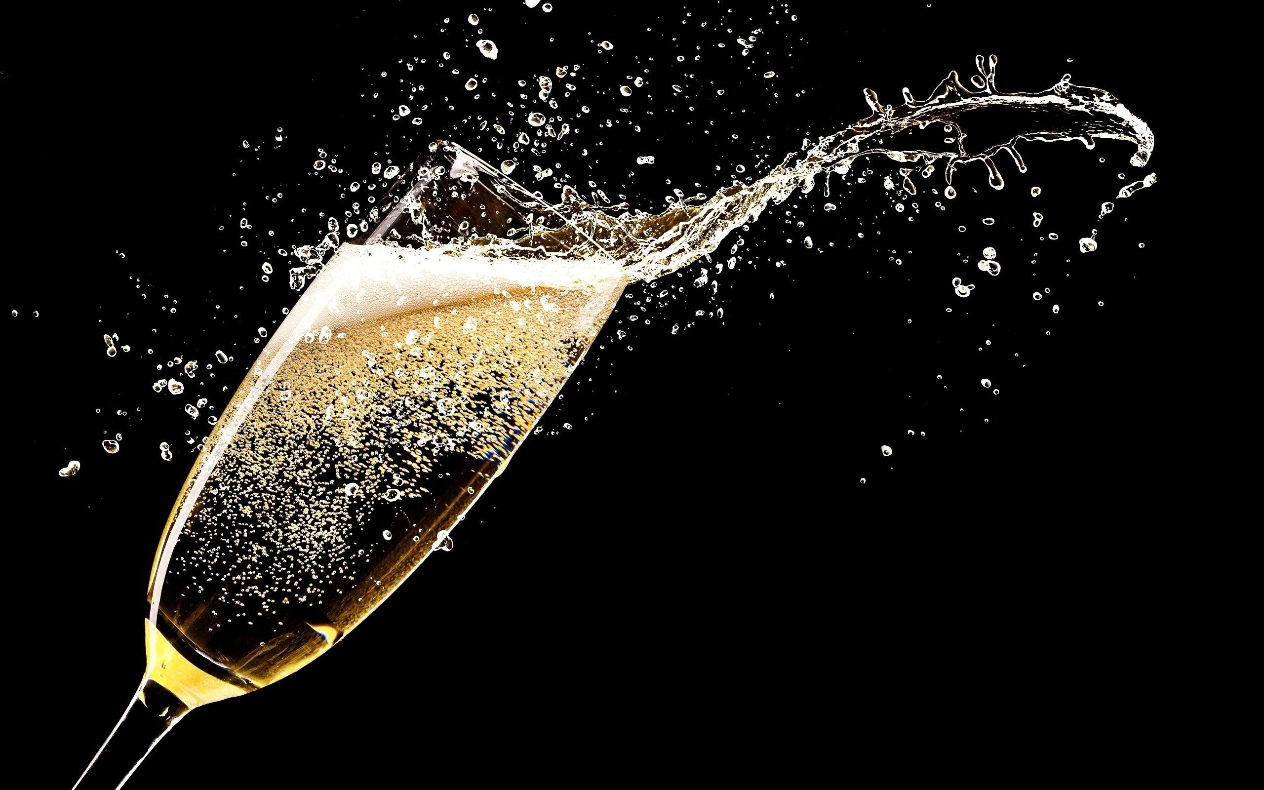 2560x1600 Wallpaper Champagne, glass cup, splash, black background