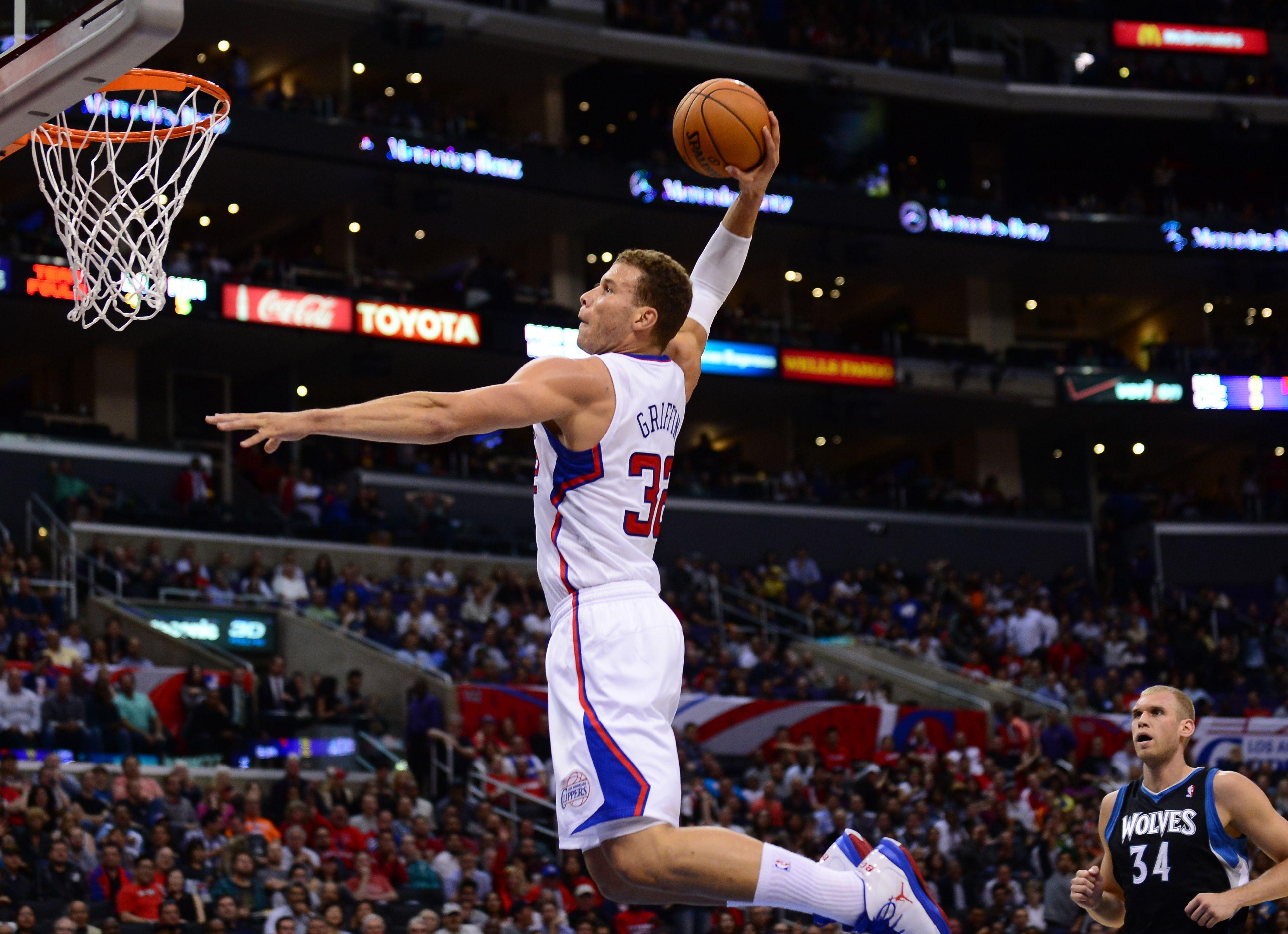 Бросок мяча в баскетбольную корзину. Гриффин НБА Блейк Гриффин. Blake Griffin Dunk. Блэйк Гриффин слэмданк. Блейк Гриффин с мячом.