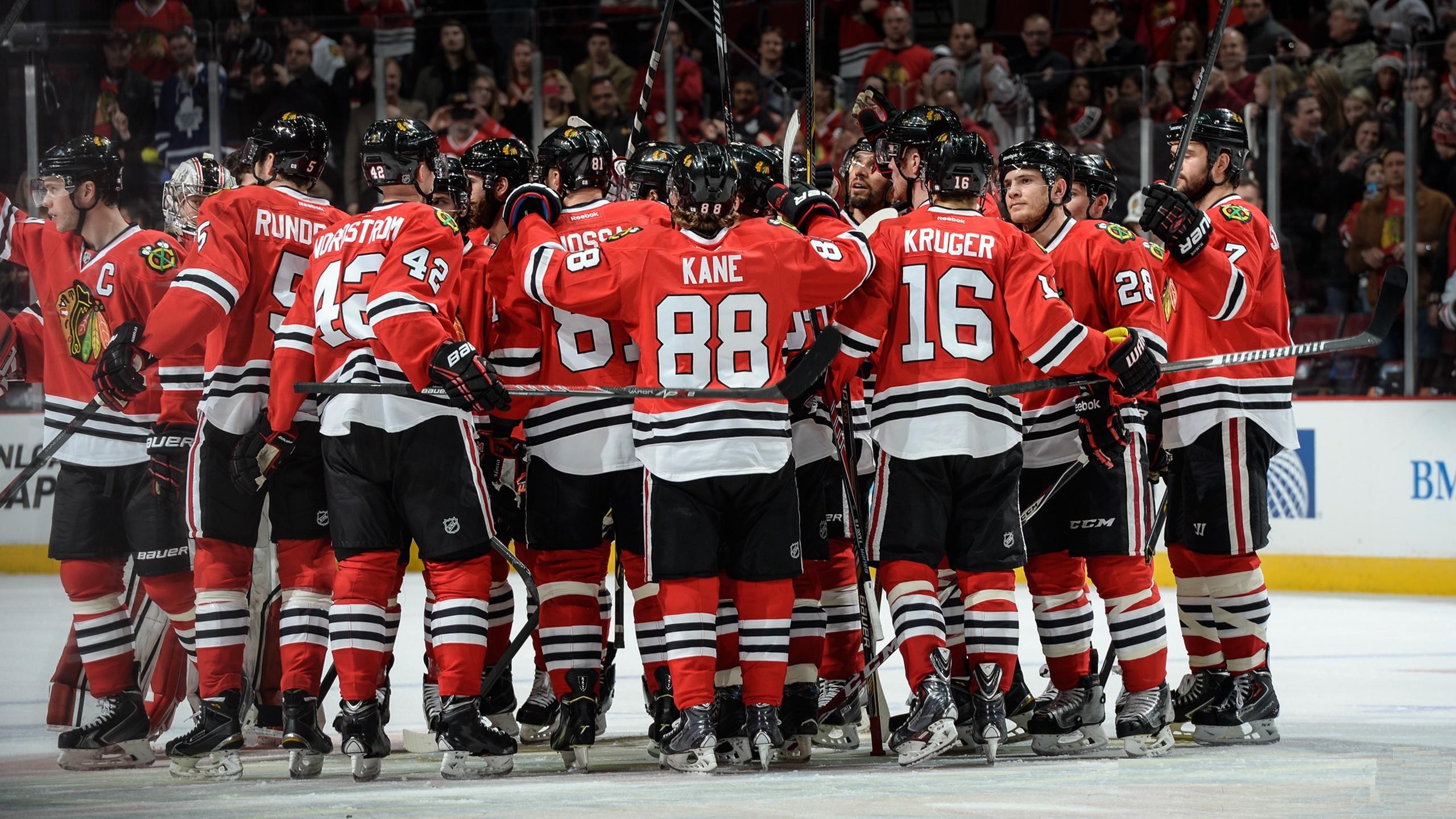 2560x1440 Salute Chicago Blackhawks Players Wallpaper