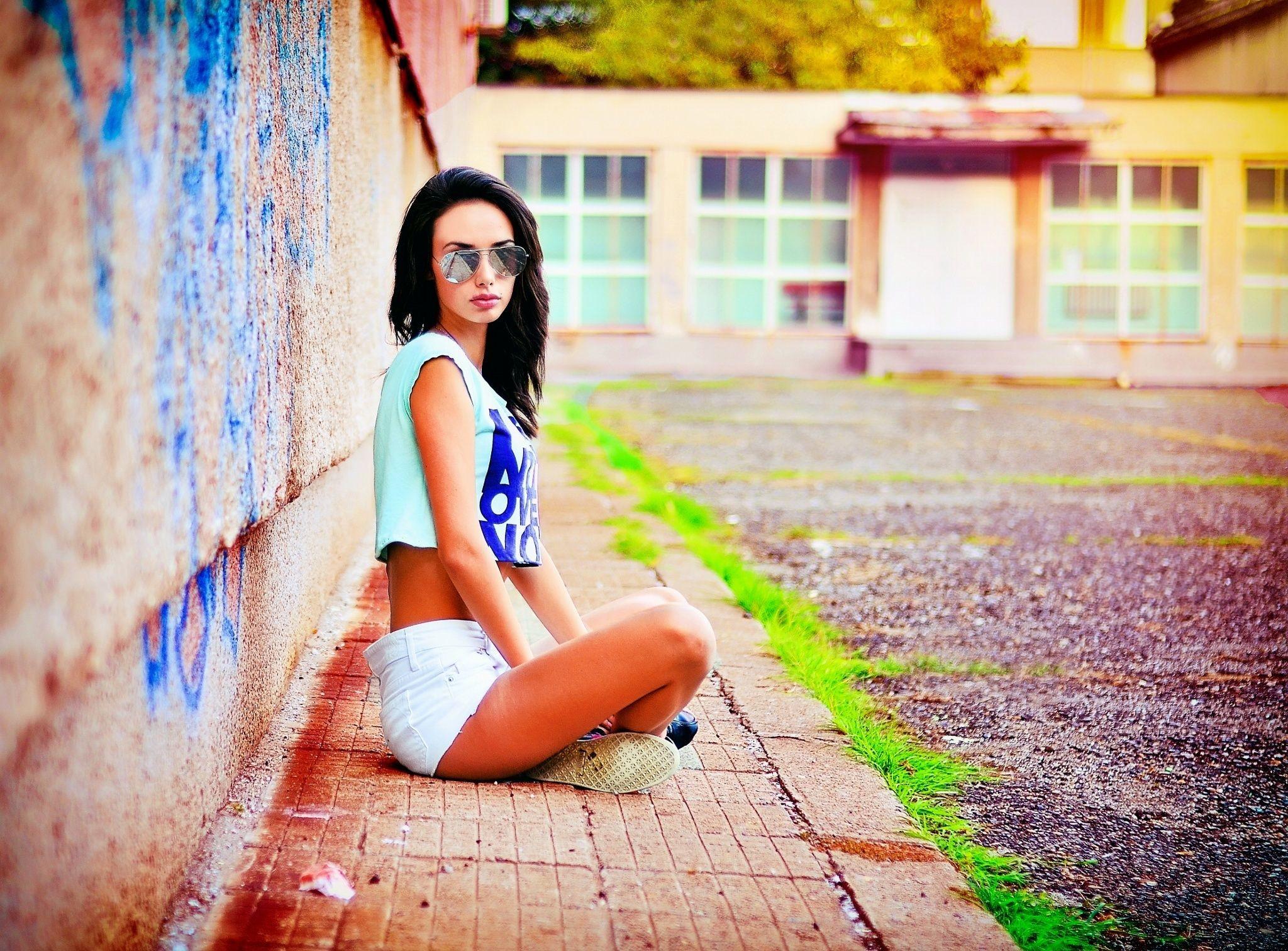 2048x1512 Nike Girl Wallpaper