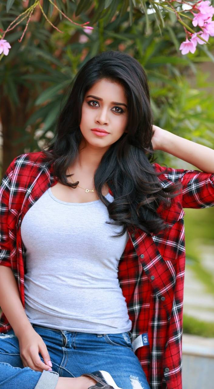 705x1280 Nabha natesh Wallpaper
