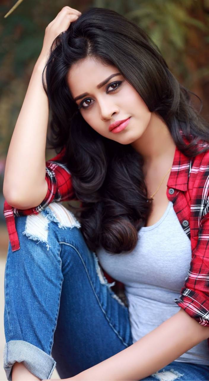 705x1280 Nabha natesh Wallpaper