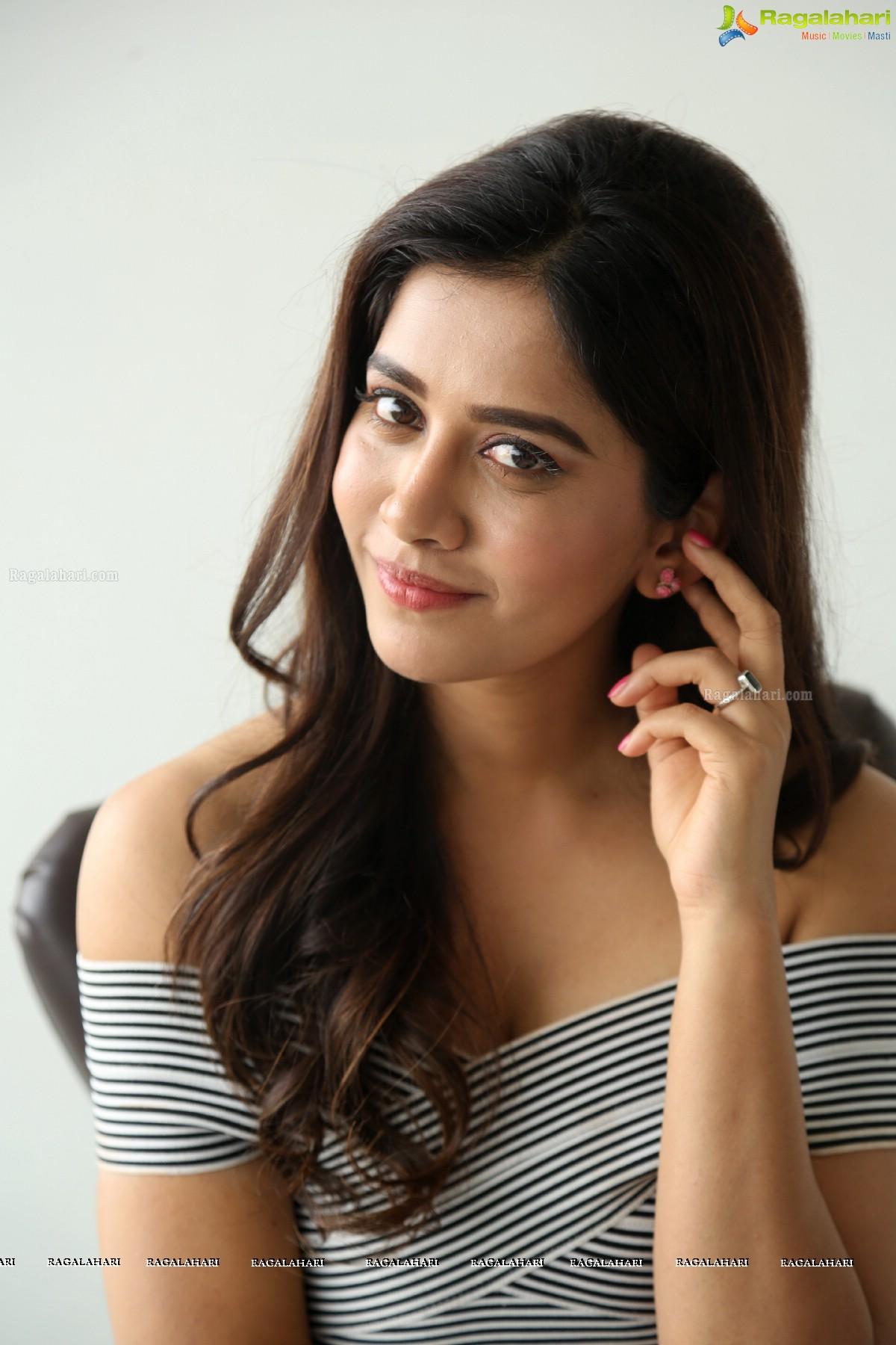 1200x1800 Nabha Natesh at Nannu Dochukunduvate Interview Image 13