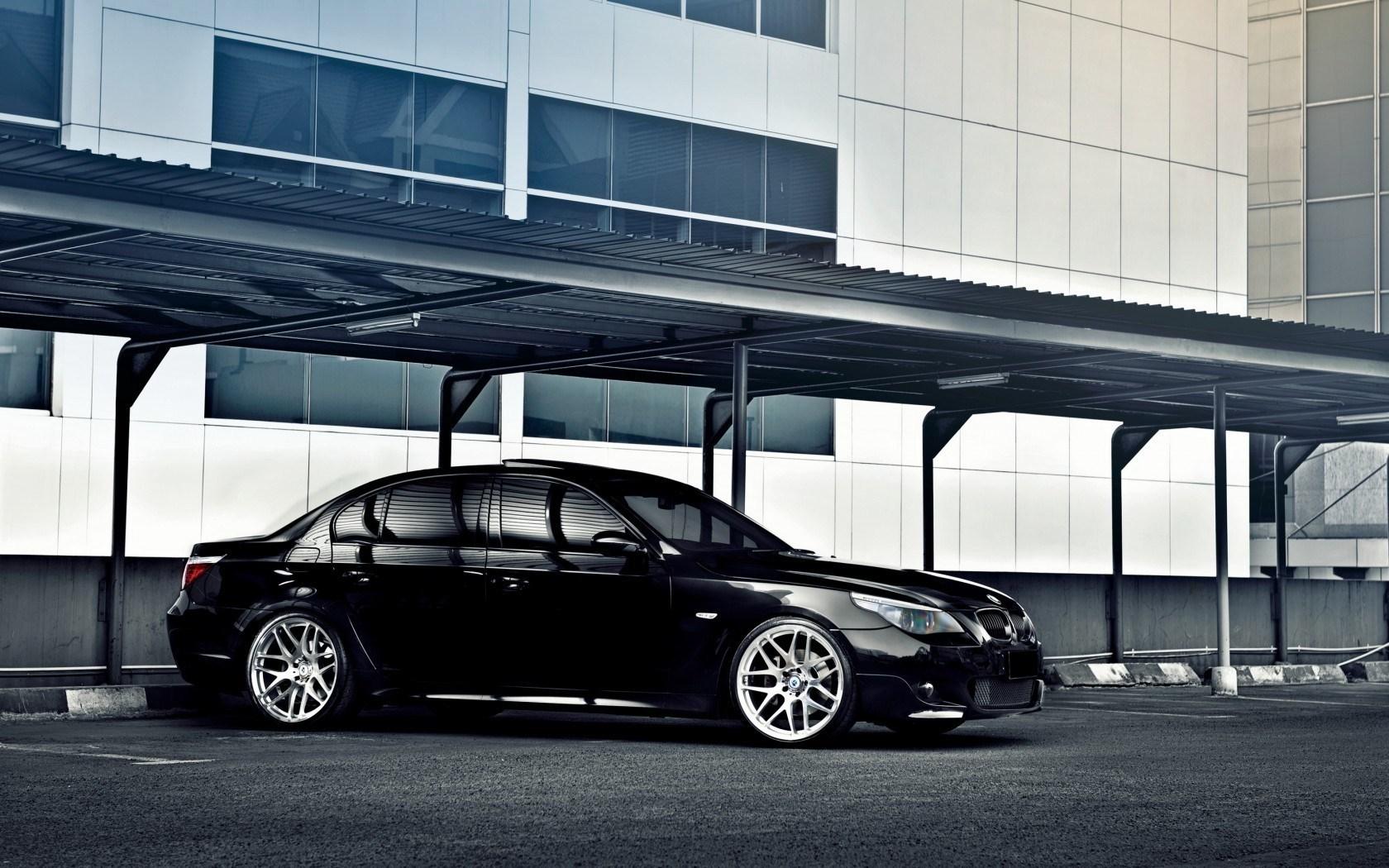 1680x1050 BMW 5 Series Parking