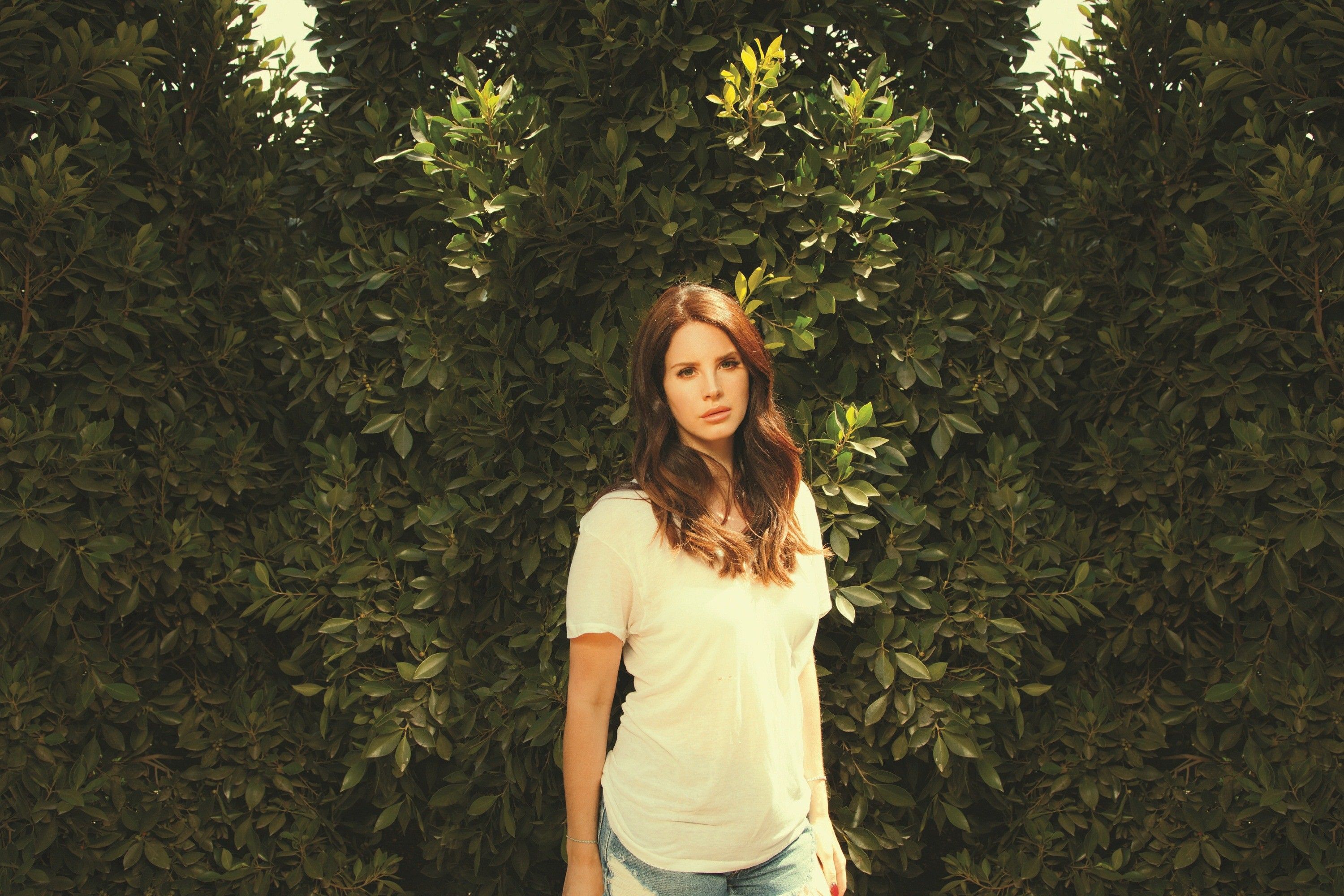 3000x2000 Lana Del Rey HD Wallpaper: A Melodic Escape