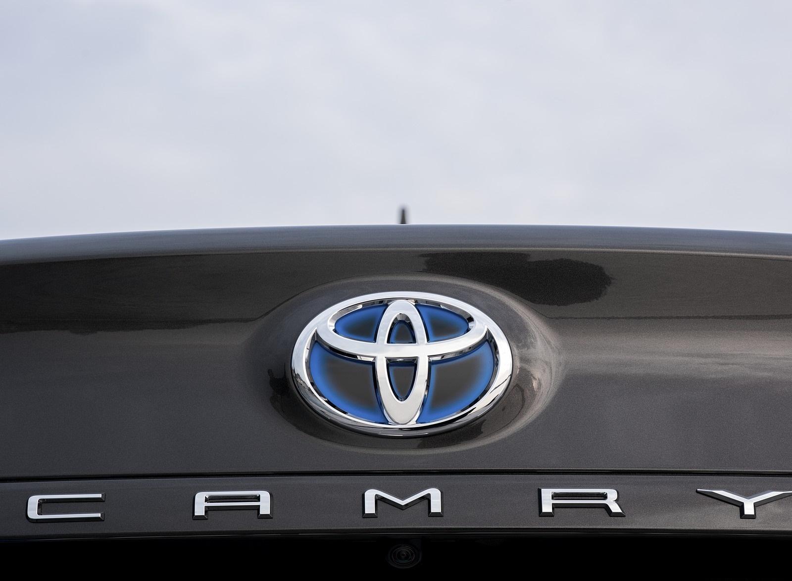 1600x1174 Toyota Camry Hybrid (Euro Spec) Badge Wallpaper (66)