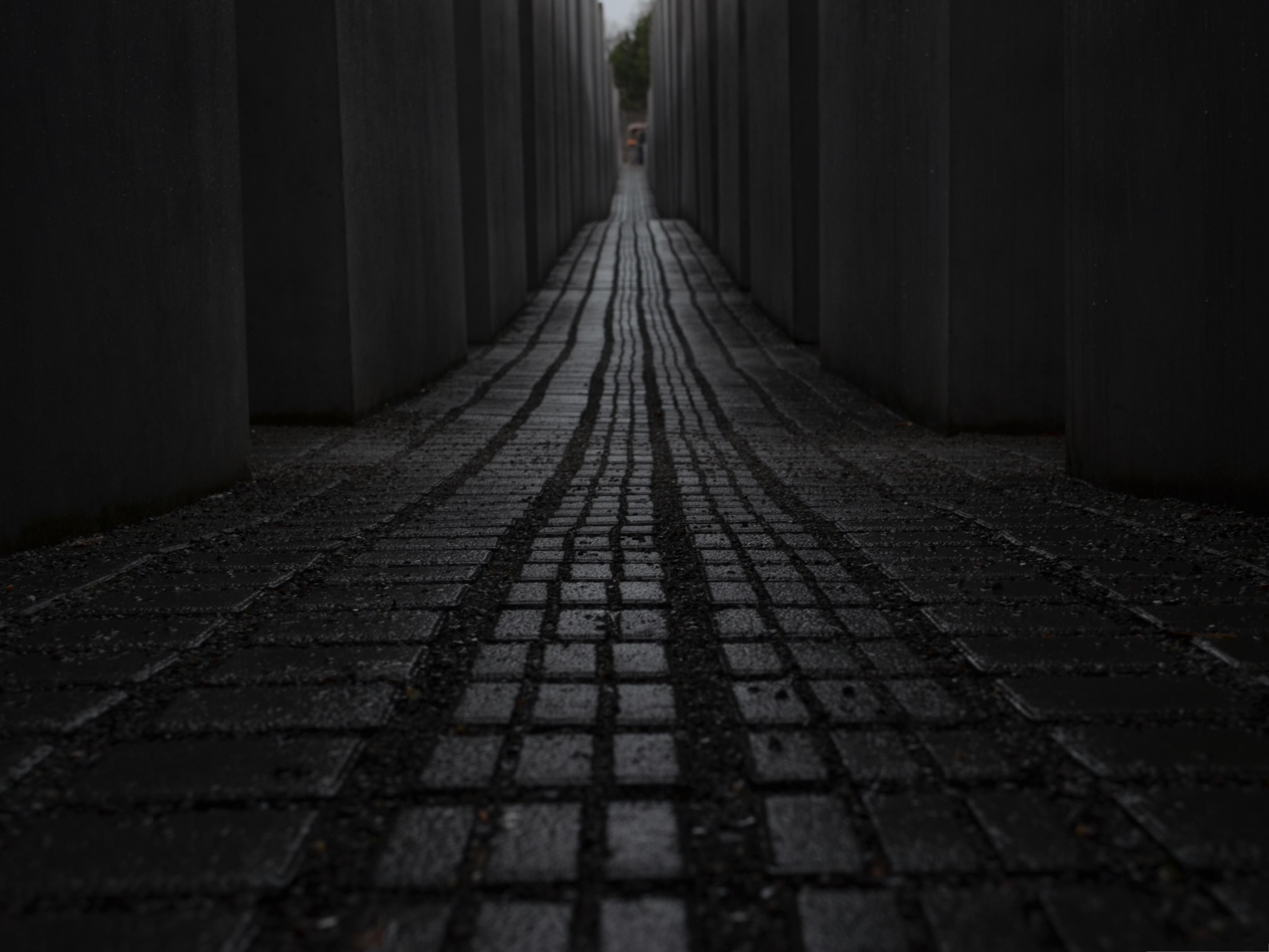 4096x3072 Black Wallpaper