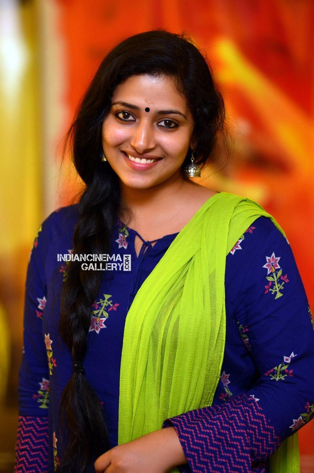1000x1505 Anu Sithara at Captain Movie Preview Show (11)