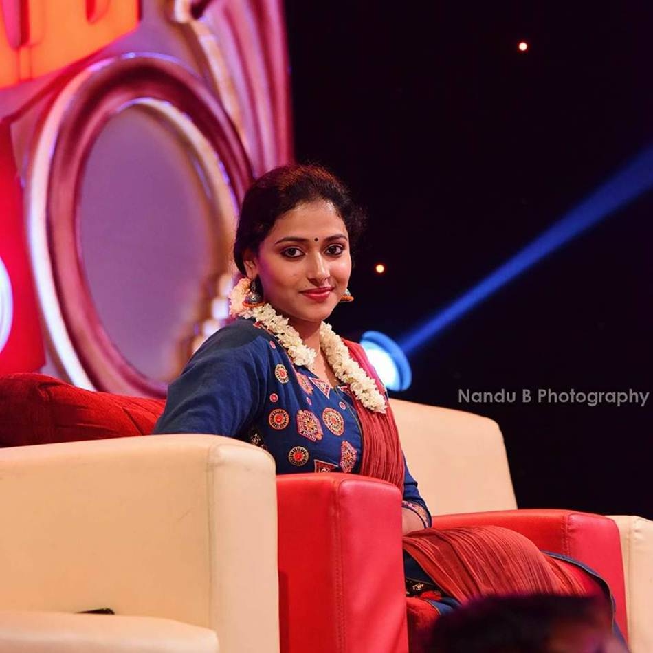 950x950 Anu Sithara, Anu Sithara Photo Gallery, Anu Sithara Videos