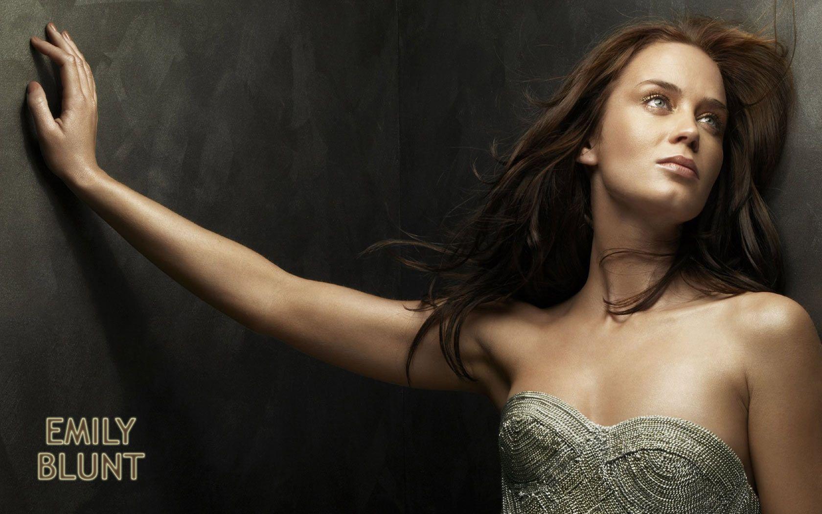 1680x1050 Emily Blunt Hot