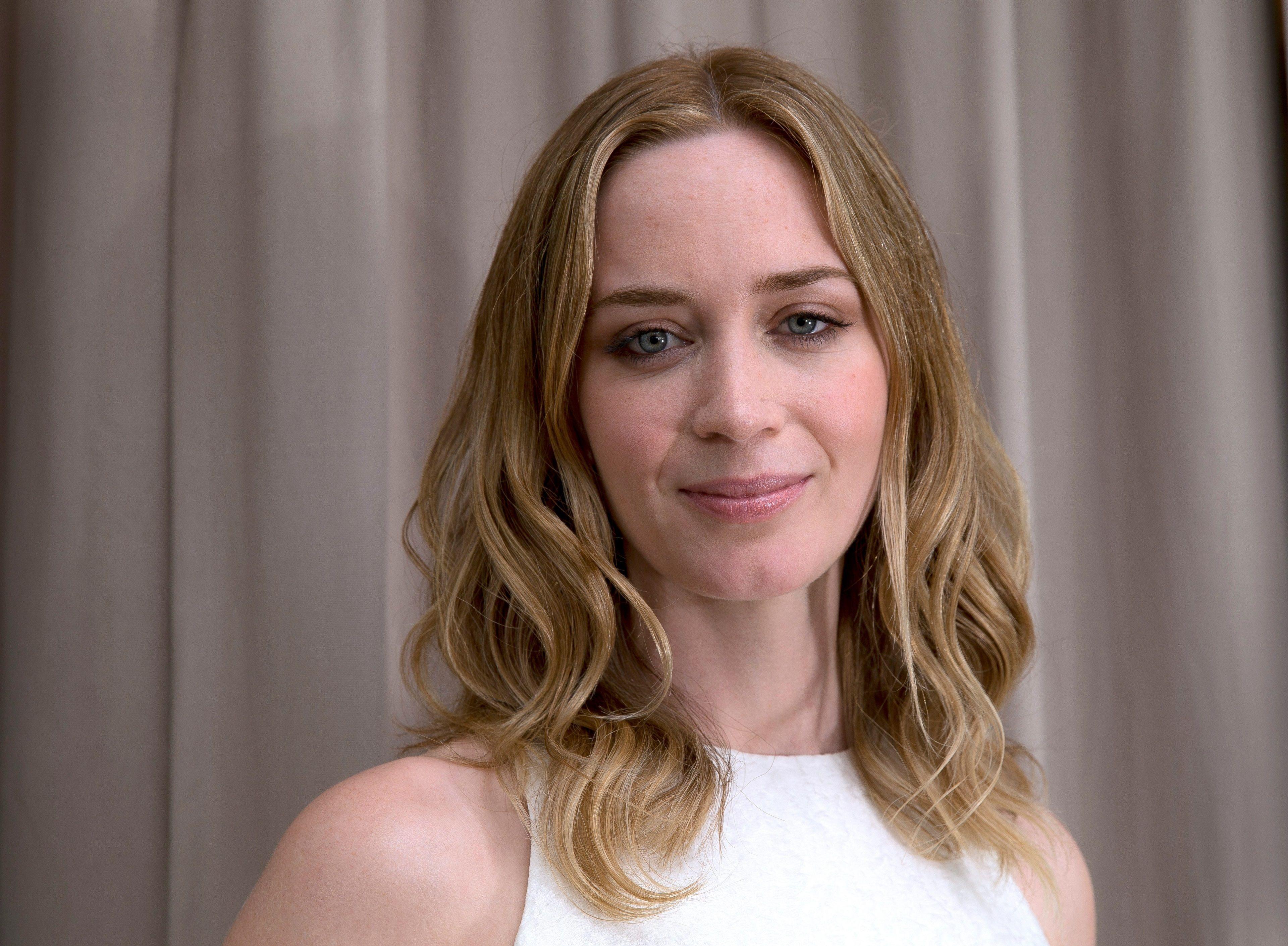 Emily Blunt Wallpapers Top Free Emily Blunt Backgrounds Wallpaperaccess