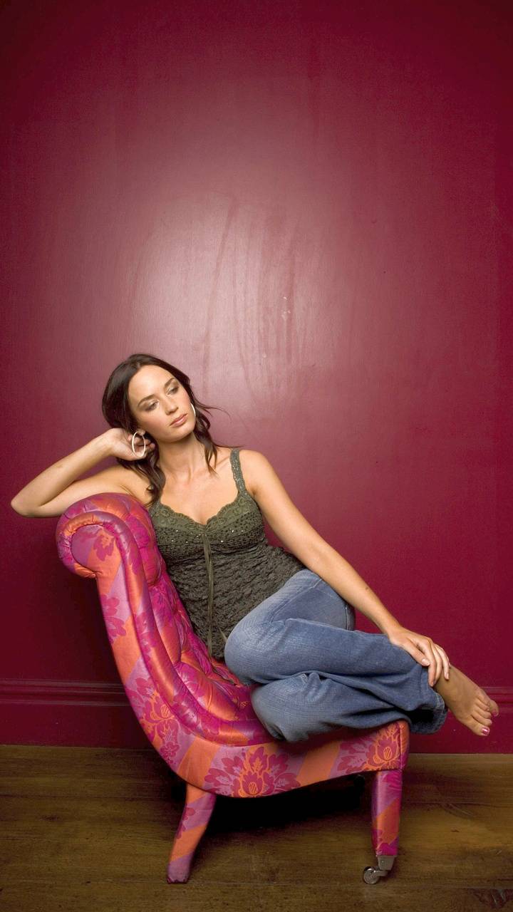 720x1280 Emily Blunt Wallpaper