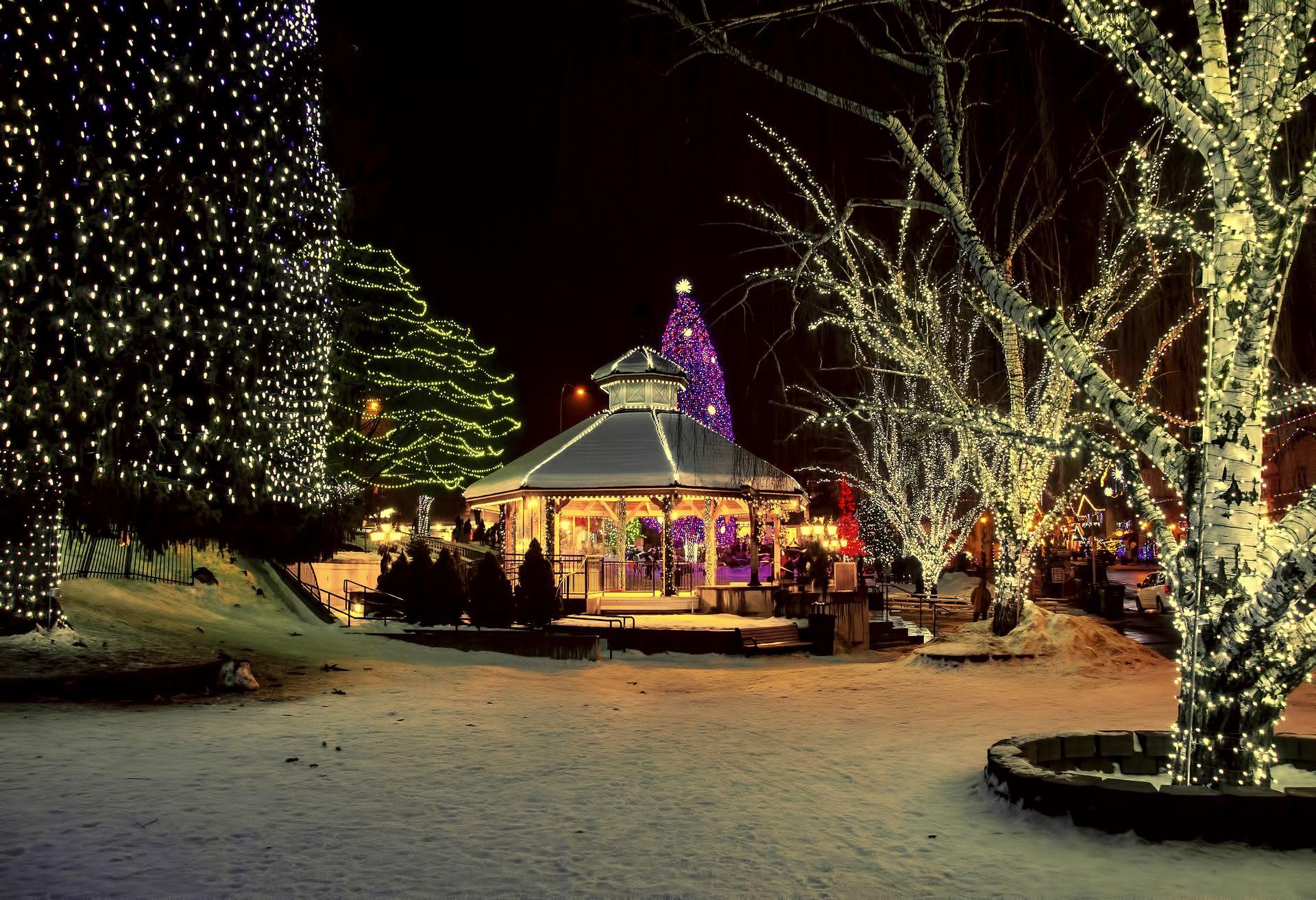 1920x1313 Christmas Village Wallpaper