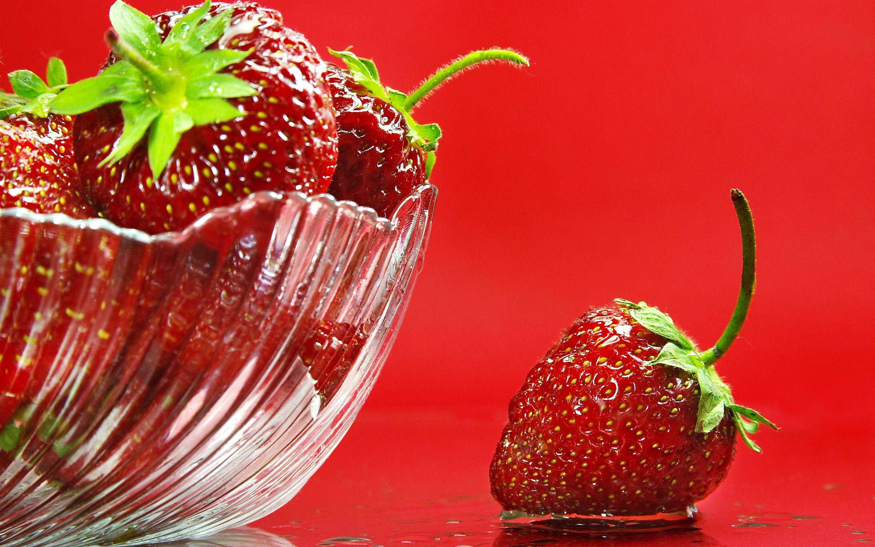 2880x1800 Strawberry Wallpaper