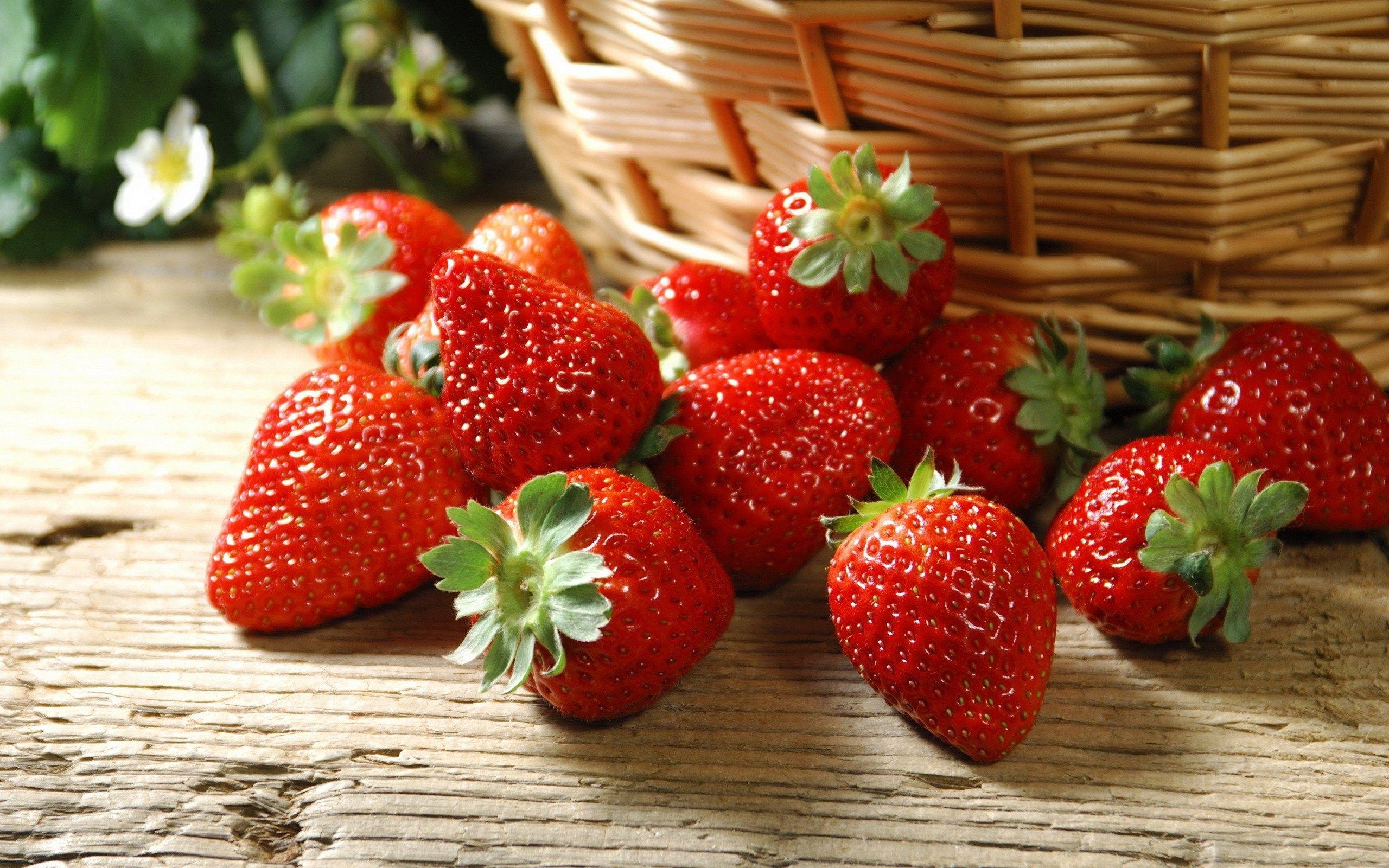 2560x1600 Strawberry Wallpaper