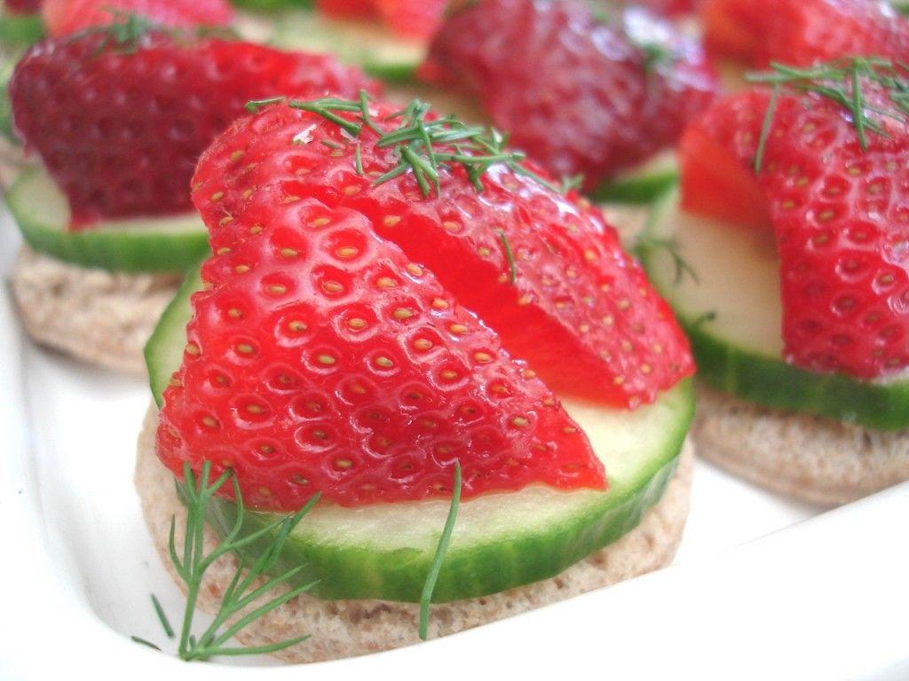 1024x768 Sandwich With Strawberries Wallpaper High Quality