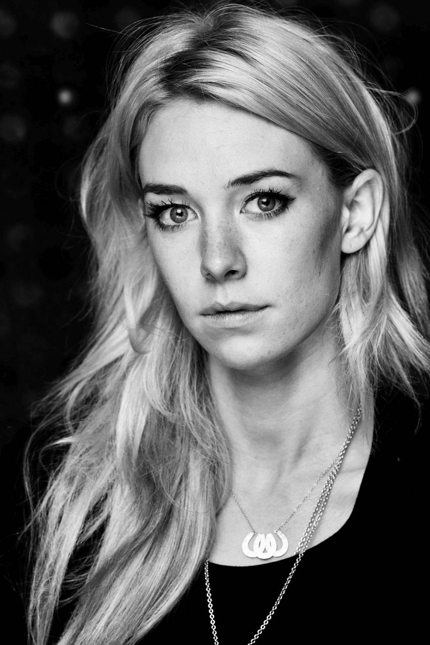 853x1280 Vanessa Kirby Wallpaper