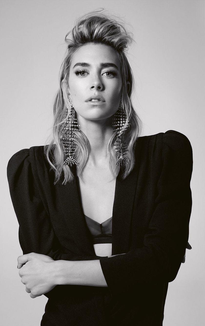 840x1336 Vanessa Kirby Monochrome 840x1336 Resolution