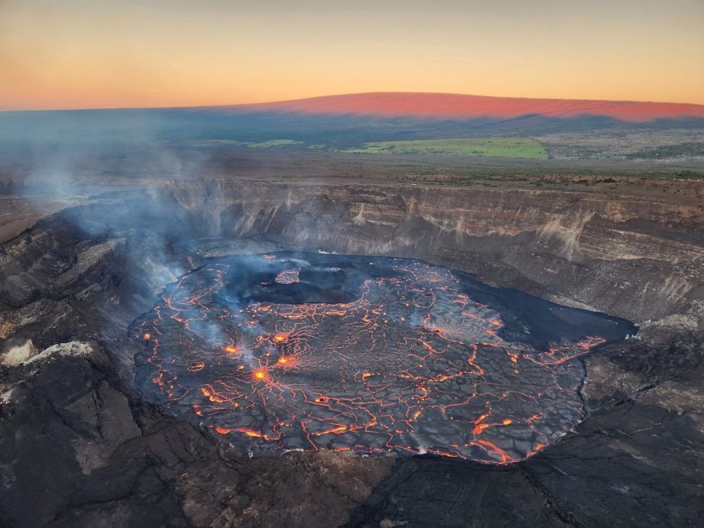 1024x768 Hawaii volcano eruption isn't dangerous
