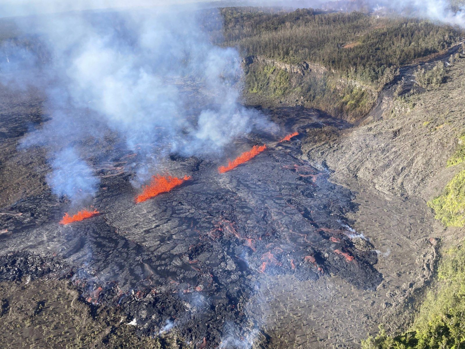 1600x1200 Kilauea Volcano Eruption Resumes