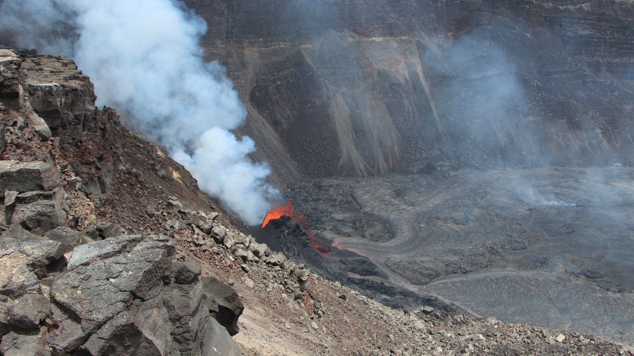 2560x1440 Hawaii volcano stops erupting, putting