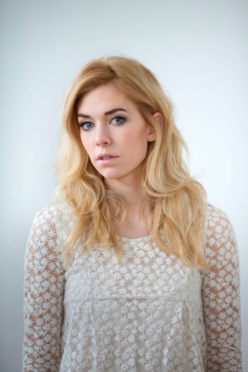 853x1280 Vanessa Kirby Wallpaper