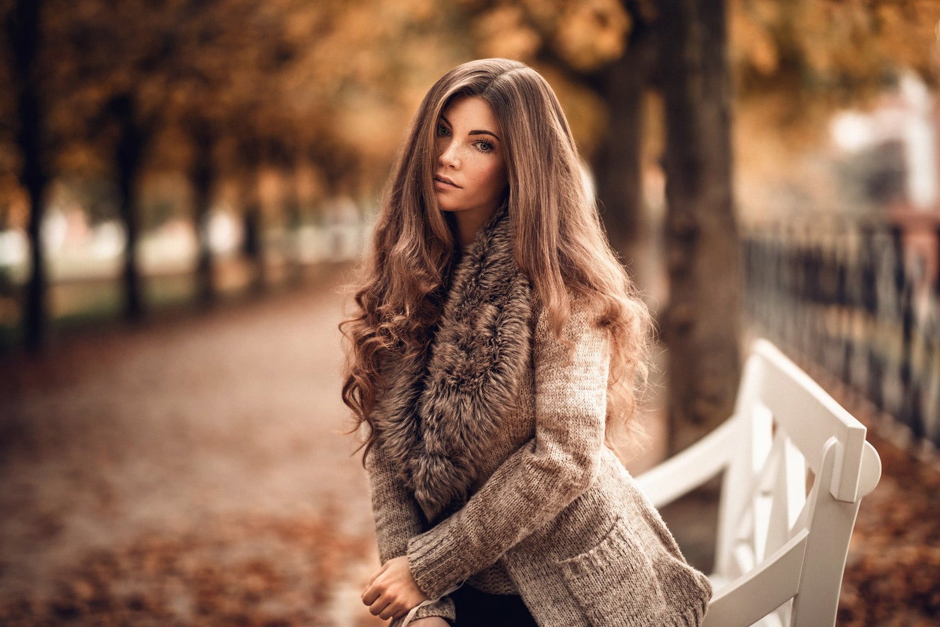 1920x1280 Woman wearing gray fur coat HD