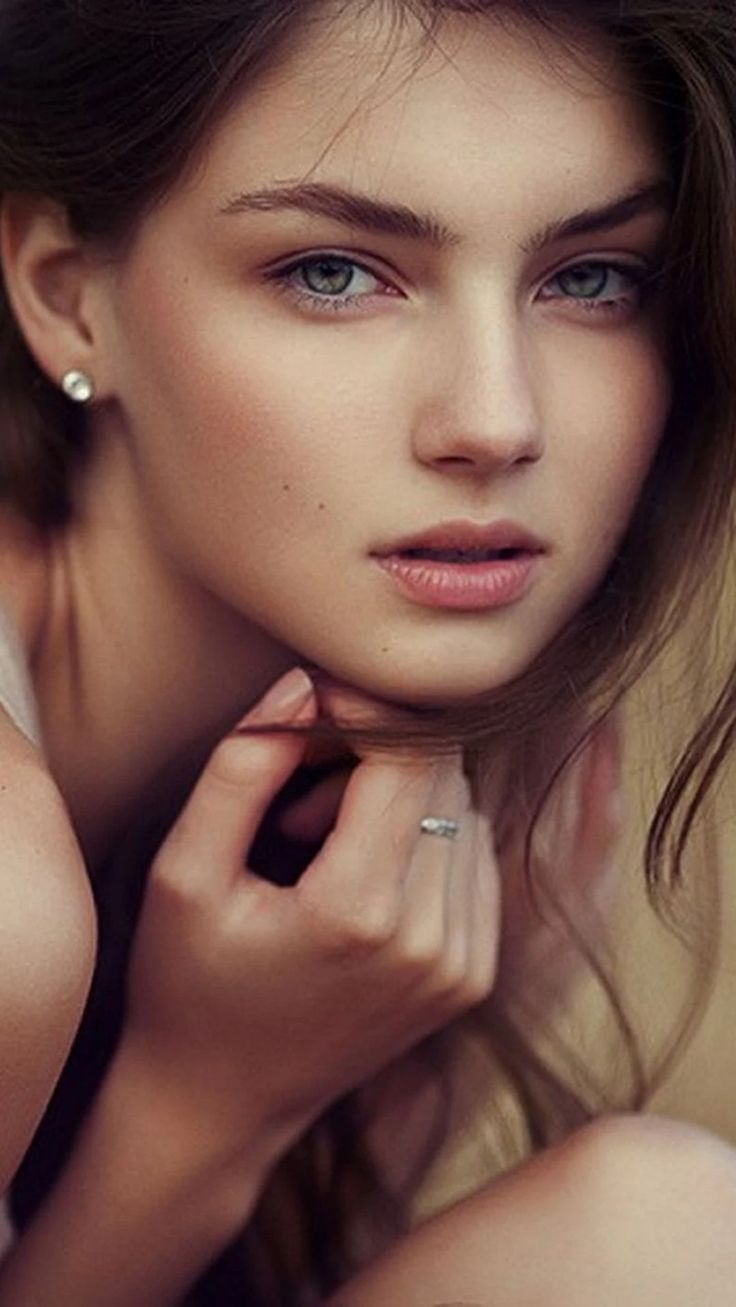 736x1307 Beautiful Women Face Wallpaper