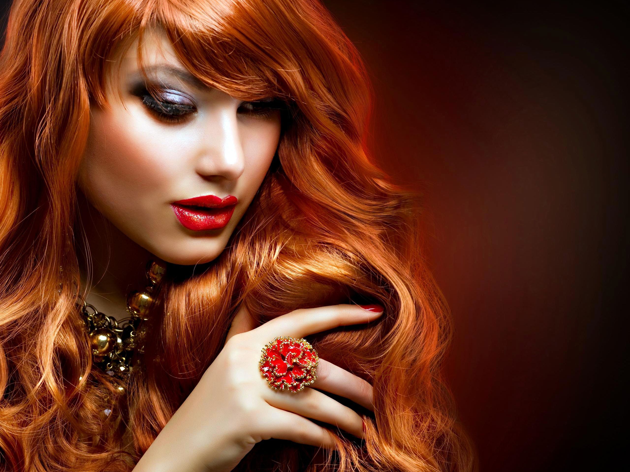 2560x1920 Stunning HD Wallpaper of a Woman's