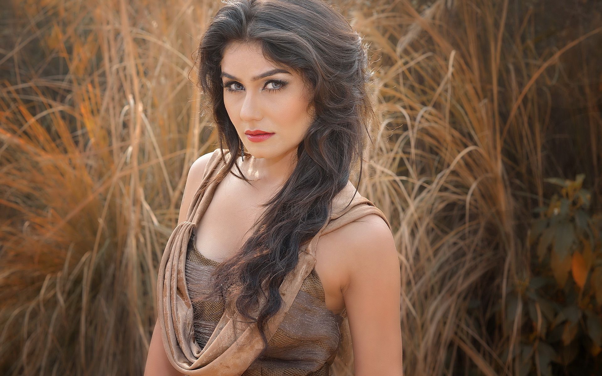 1920x1200 Stunning Woman Model in HD Wallpaper