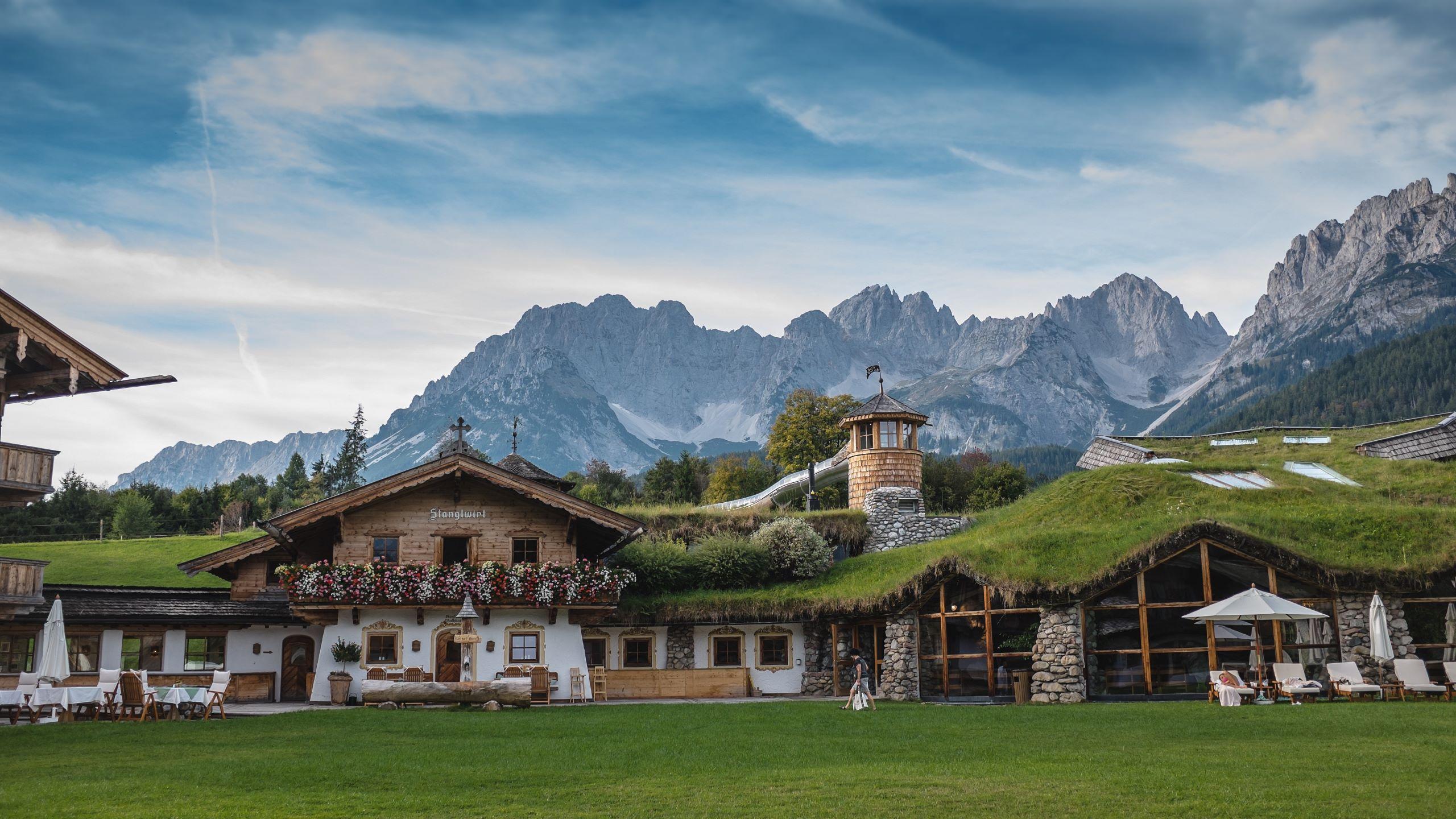2560x1440 Welcome to the luxury hotel: Tyrol's countryside and