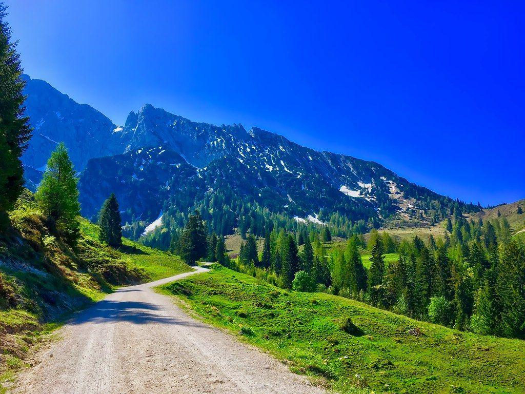 1024x768 Wilder Kaiser mountains near Scheffau, Tyrol, Austria