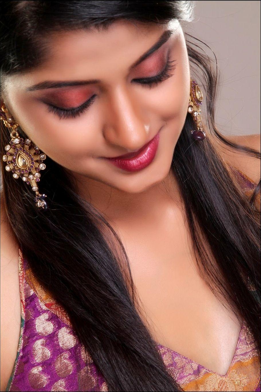 911x1368 Tamil Actress 4k Wallpaper