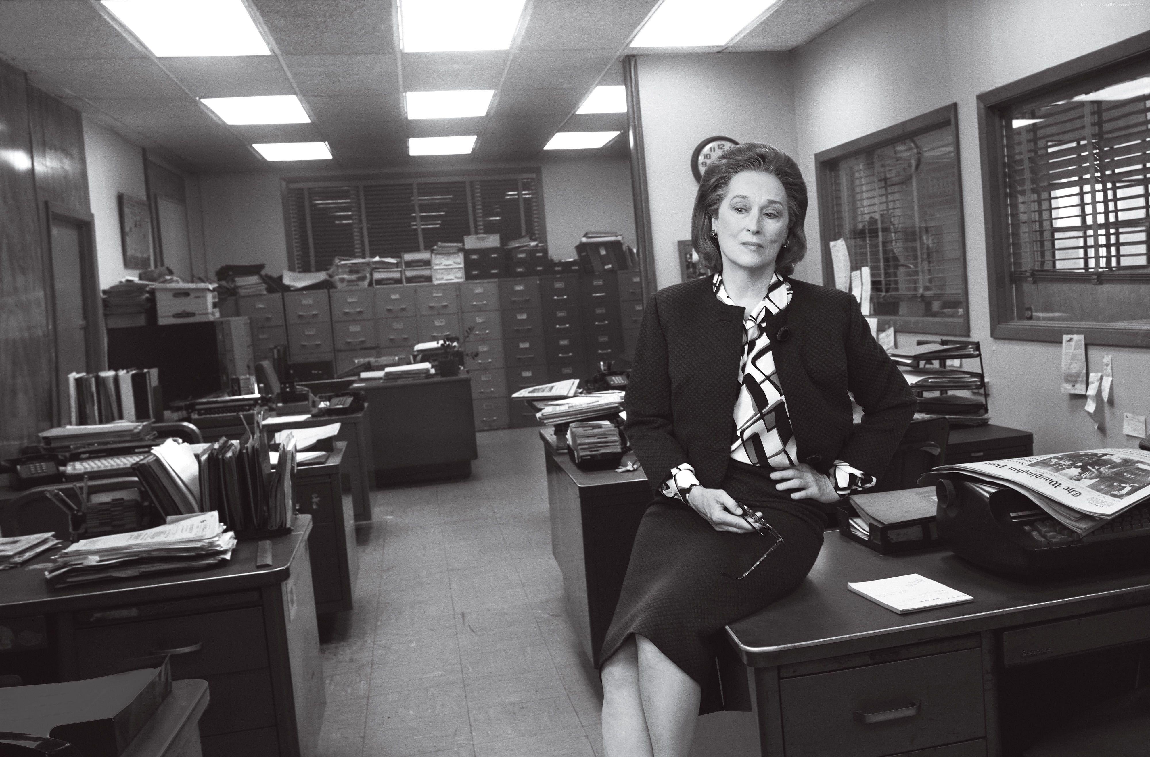 4000x2635 Meryl Streep on the desk HD wallpaper
