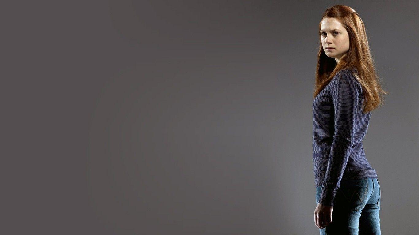1366x768 ginny weasley bonnie wright redhead harry potter Wallpaper