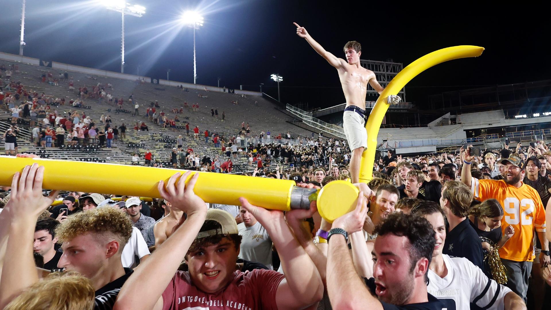 1920x1080 Vanderbilt fans parade goalposts around