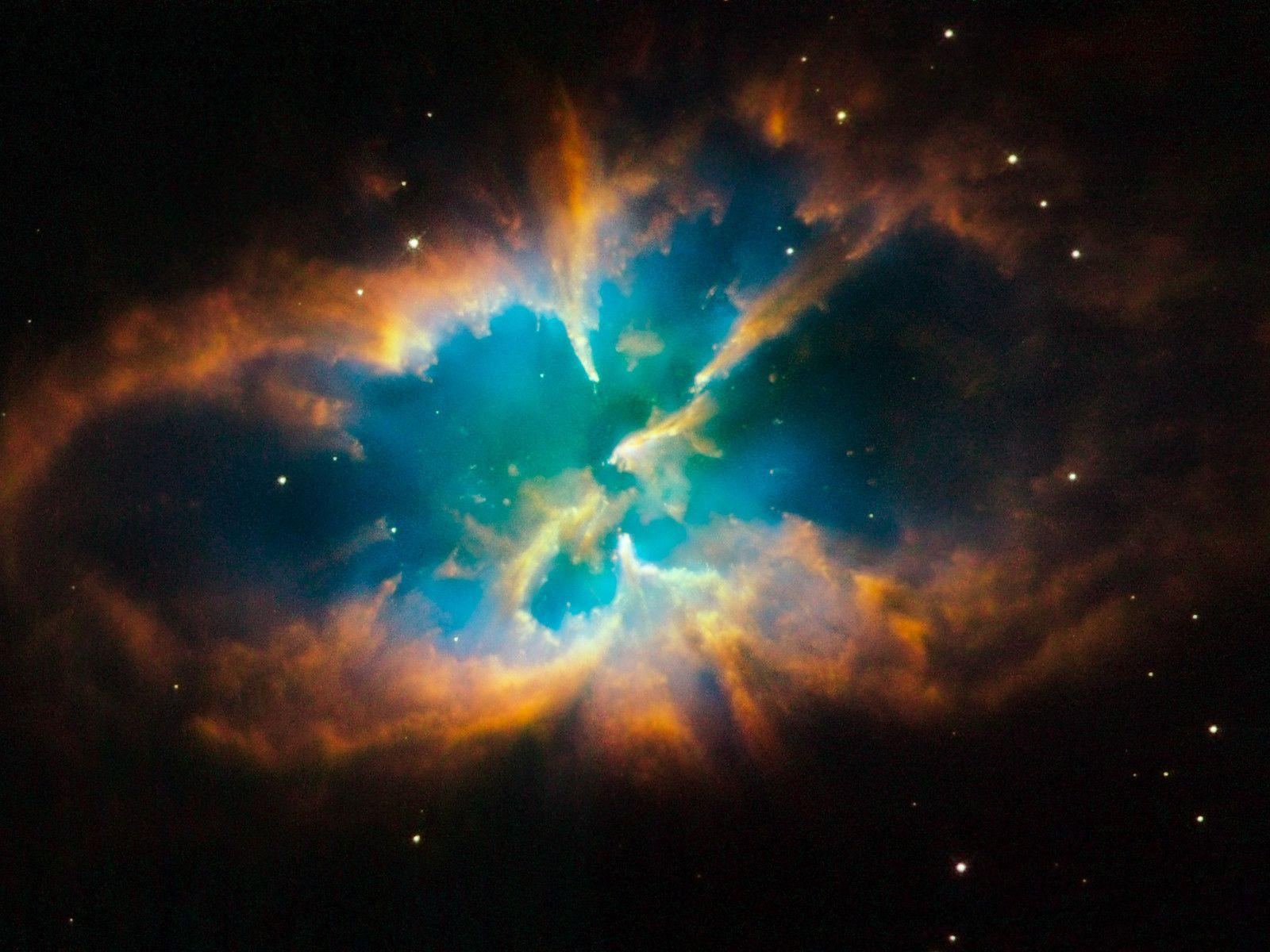 1600x1200 Hubble Snaps Image Of A Nebula Within A Cluster