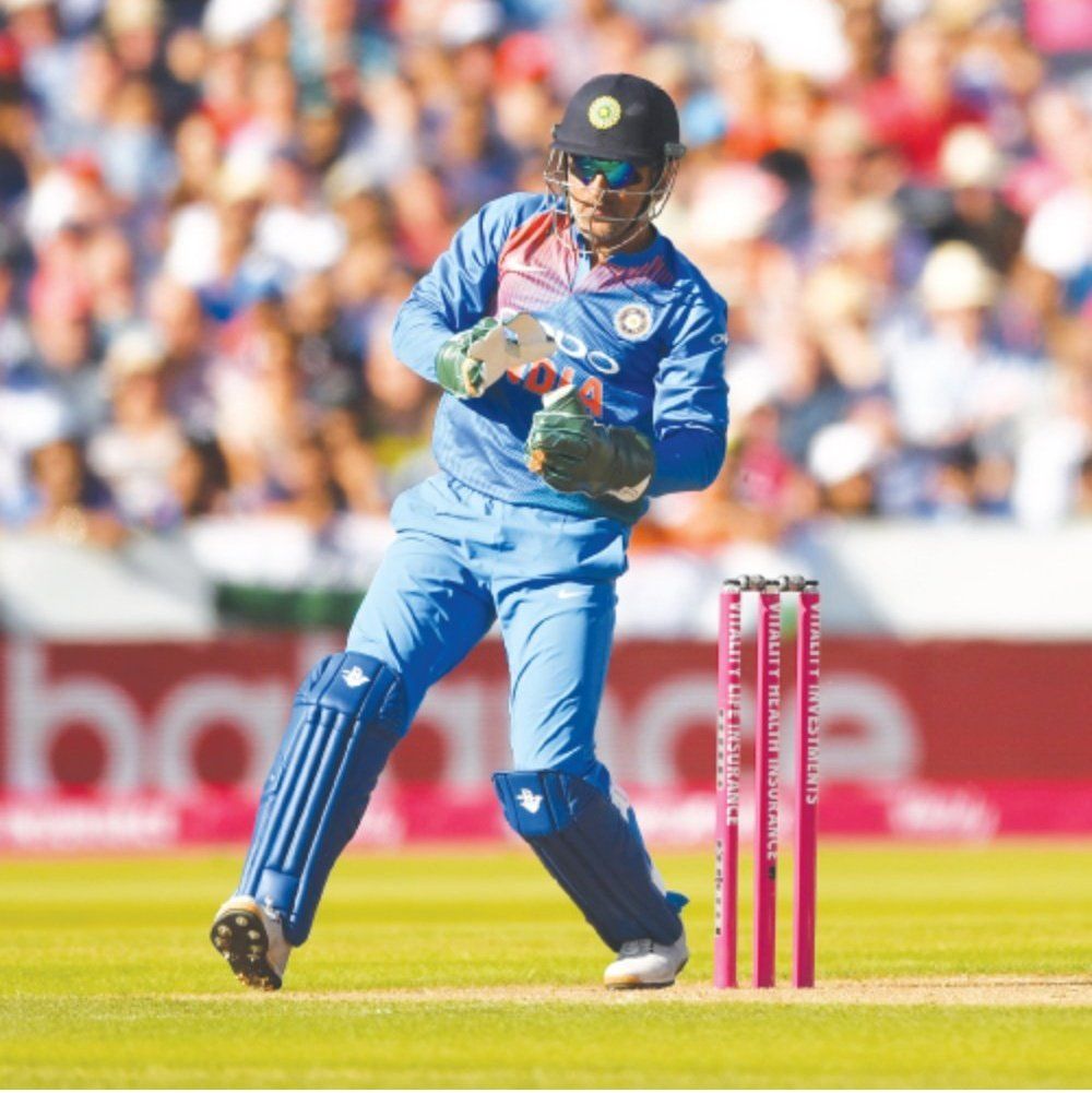 1000x1001 Wicket Keeper Wallpaper