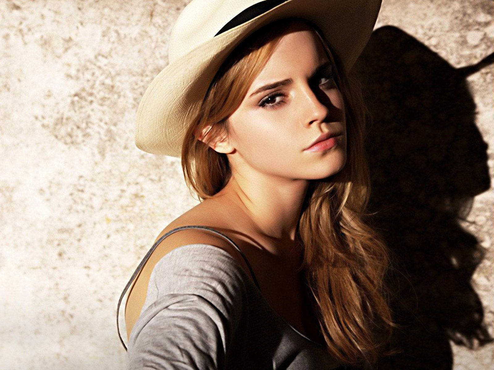 1600x1200 Download Emma Watson wearing a stylish