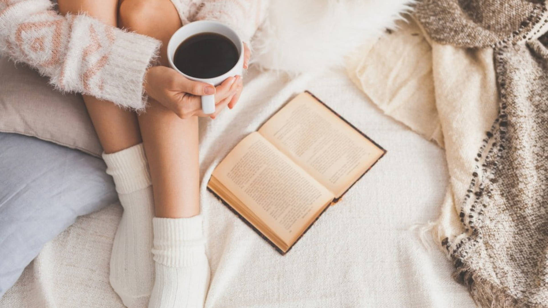 1920x1080 Cozy Winter Morning In Bed Wallpaper