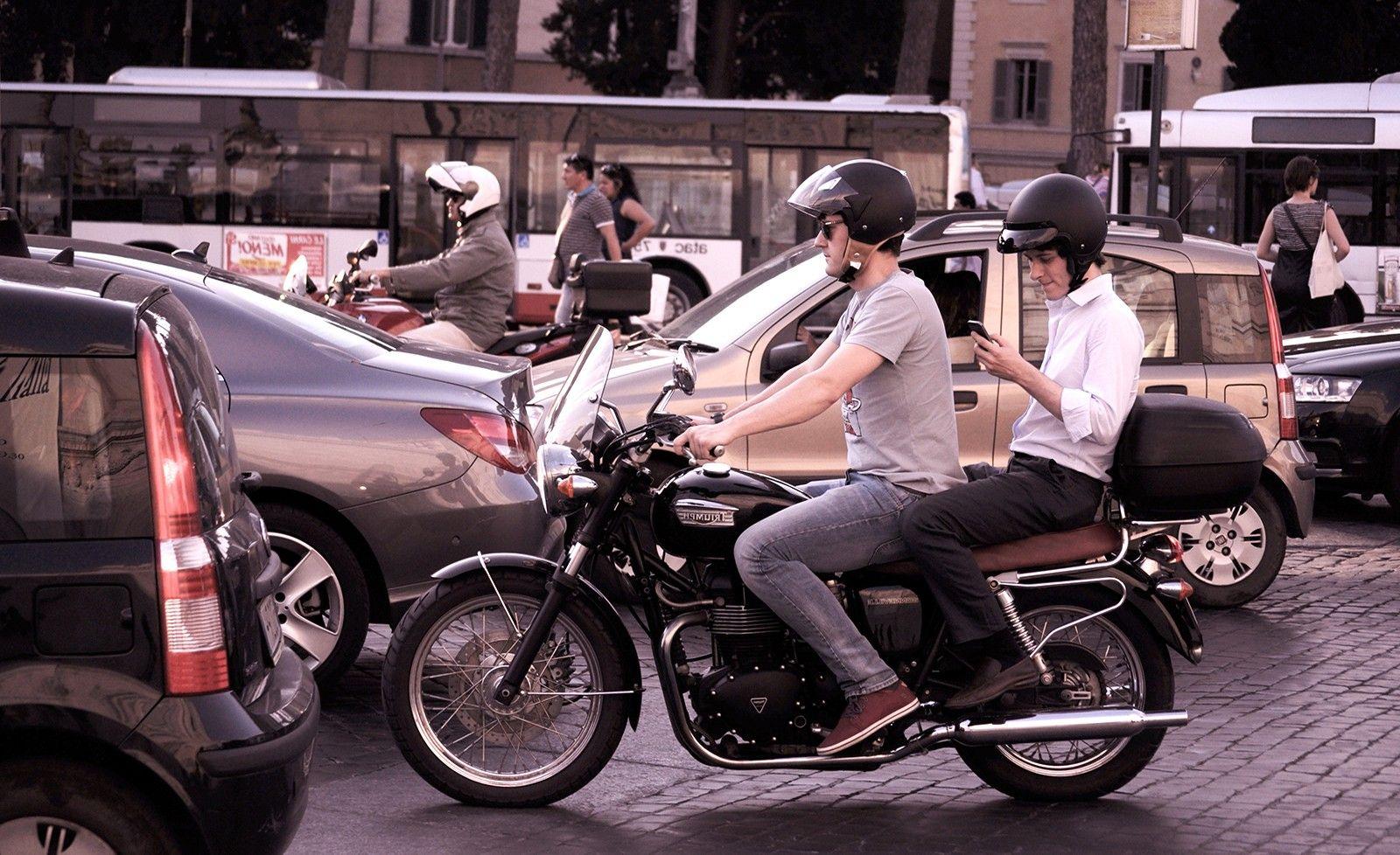 1600x978 City, Traffic, People, Smartphone, HD City Wallpaper