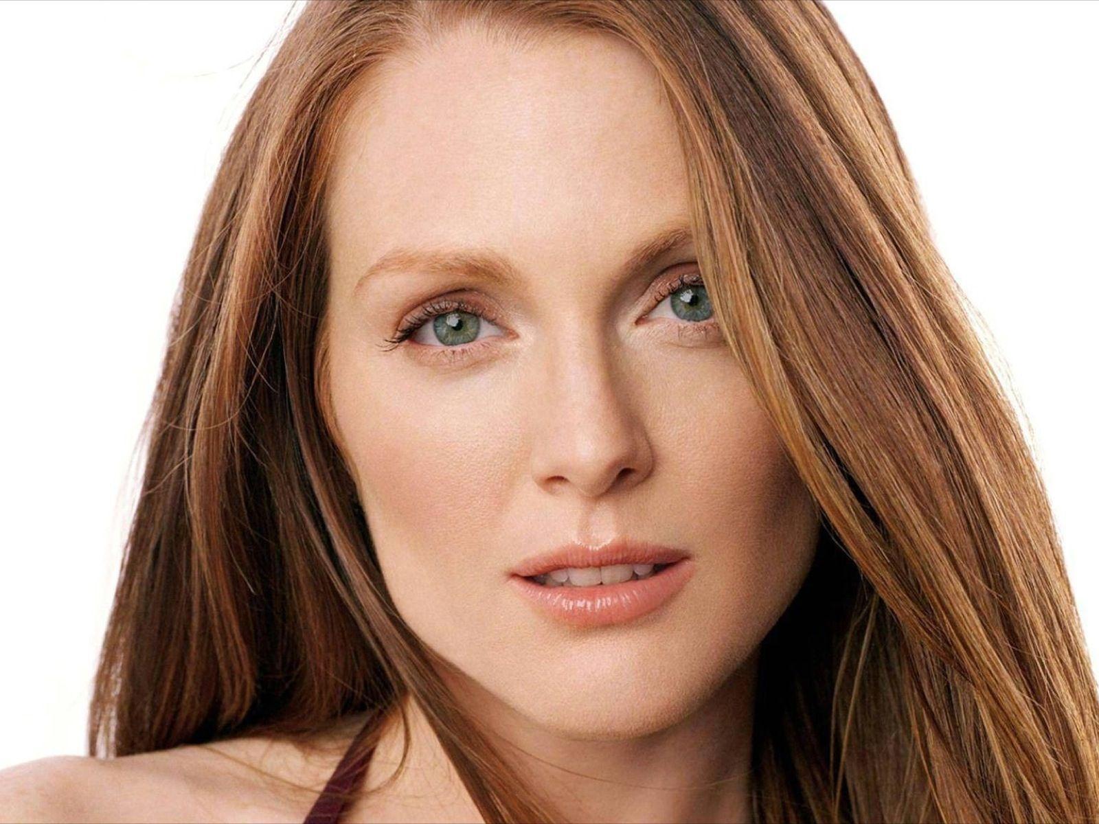 1600x1200 Julianne Moore HD Wallpaper for desktop download