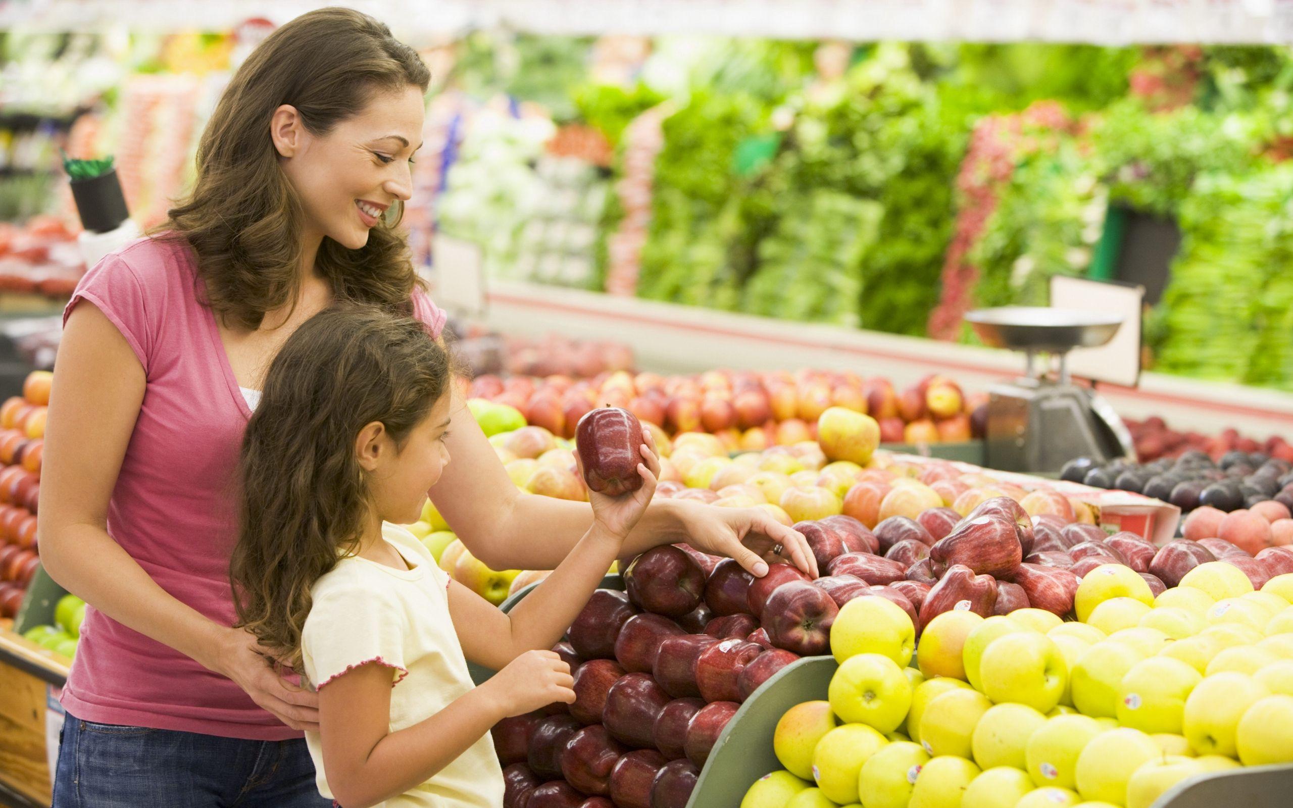 2560x1600 Download wallpaper 2560x1600 mother, daughter, fruit, apples