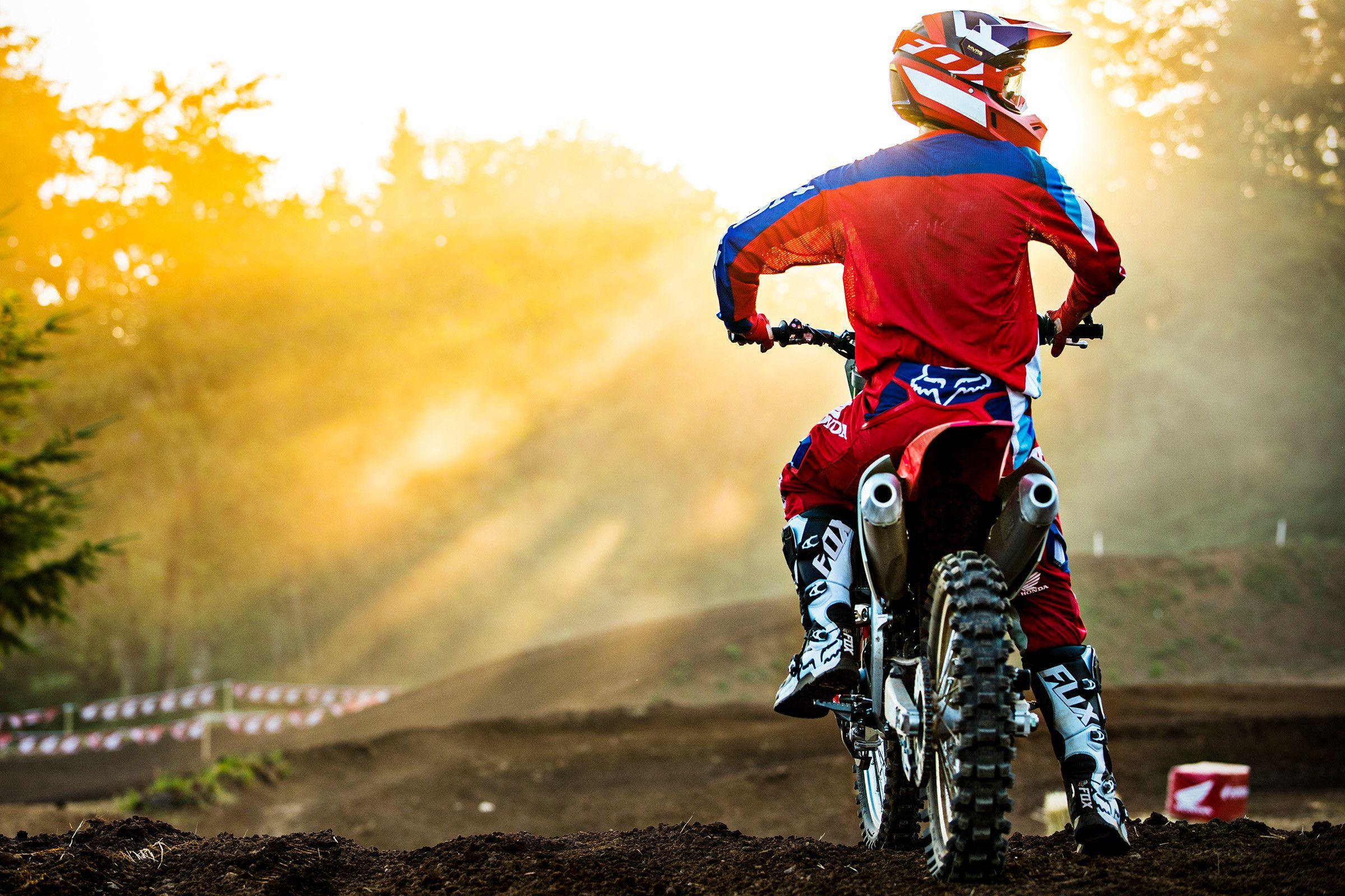 2400x1600 Motocross 2018 Wallpaper