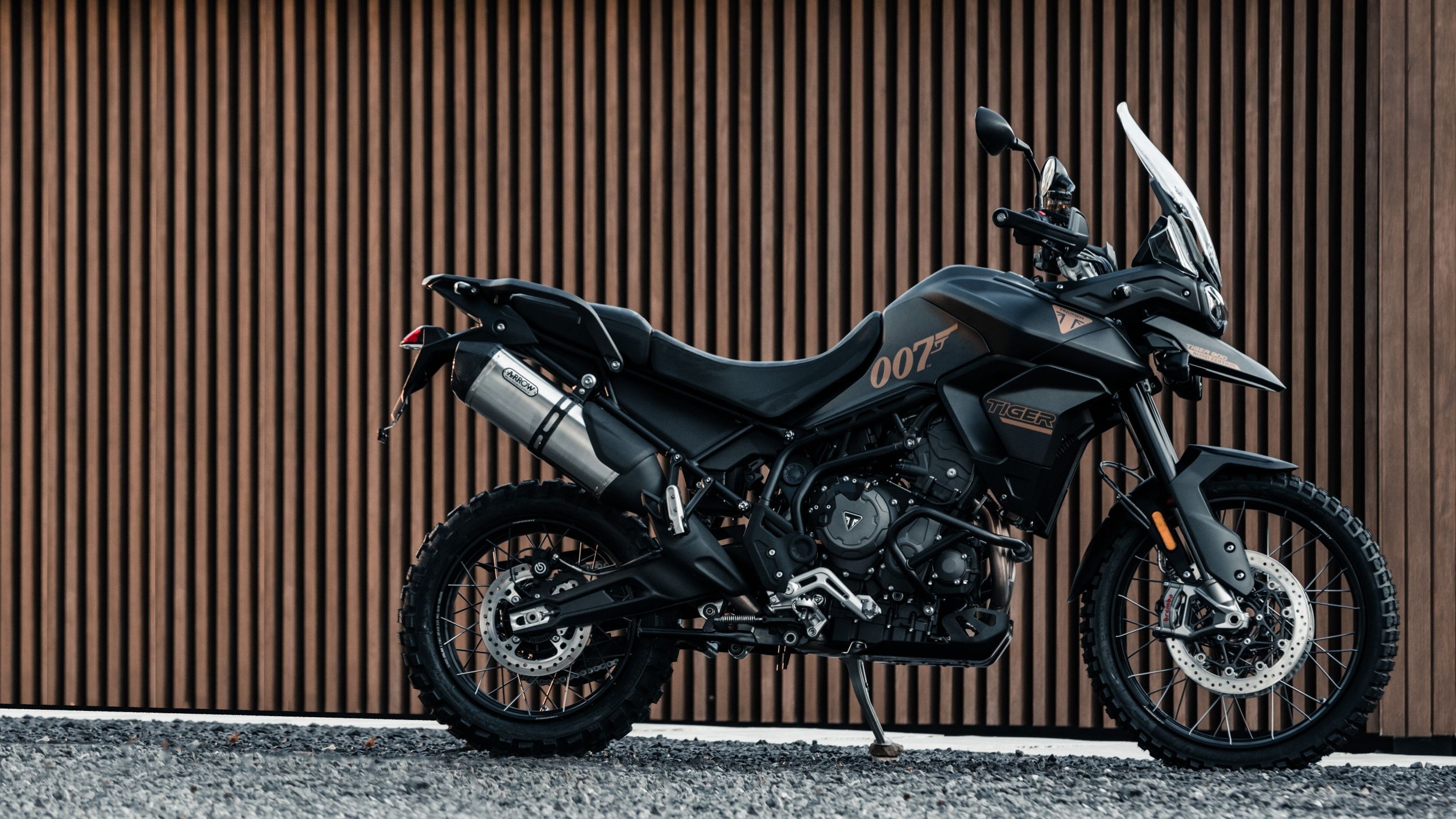 2560x1440 Triumph Tiger 900 Bond Edition 5K Wallpaper